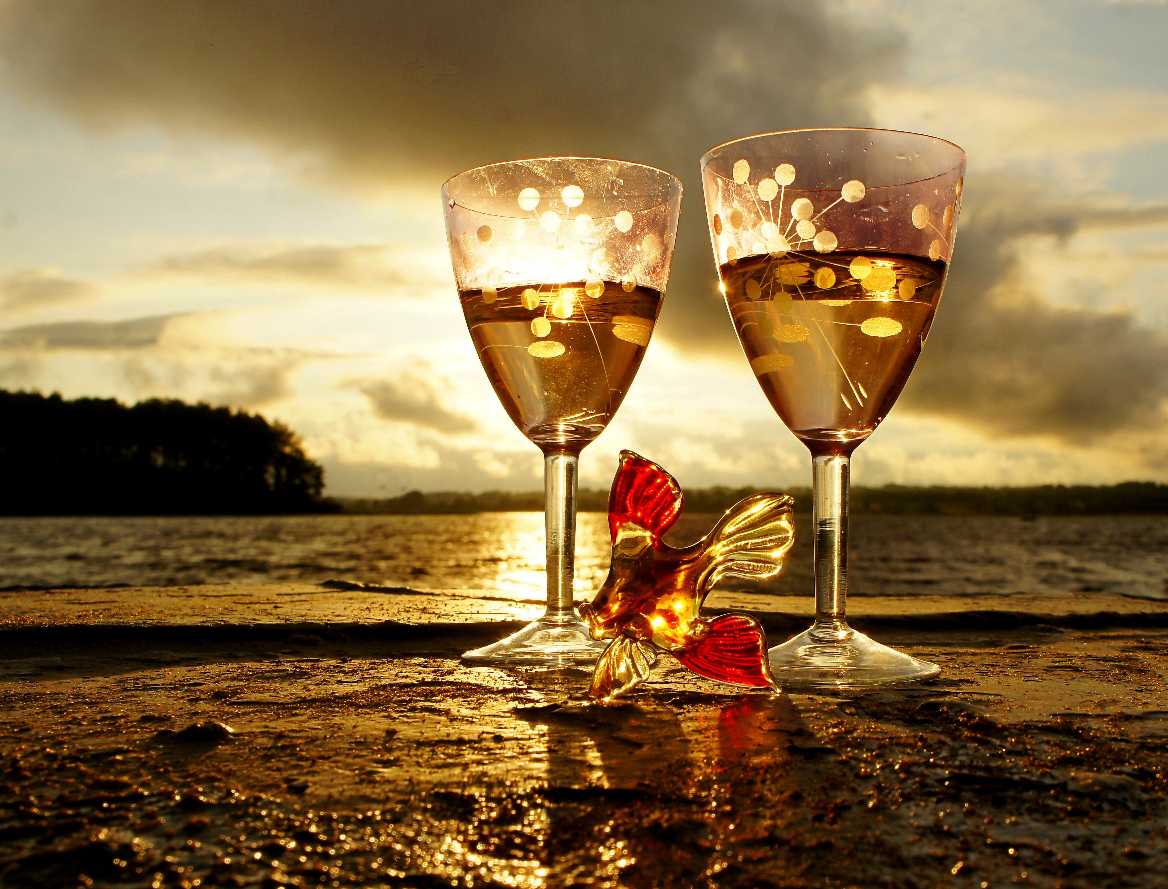 Шампанское доброе. Красивые бокалы. Лето в бокале. Бокалы с шампанским. Вино и море.