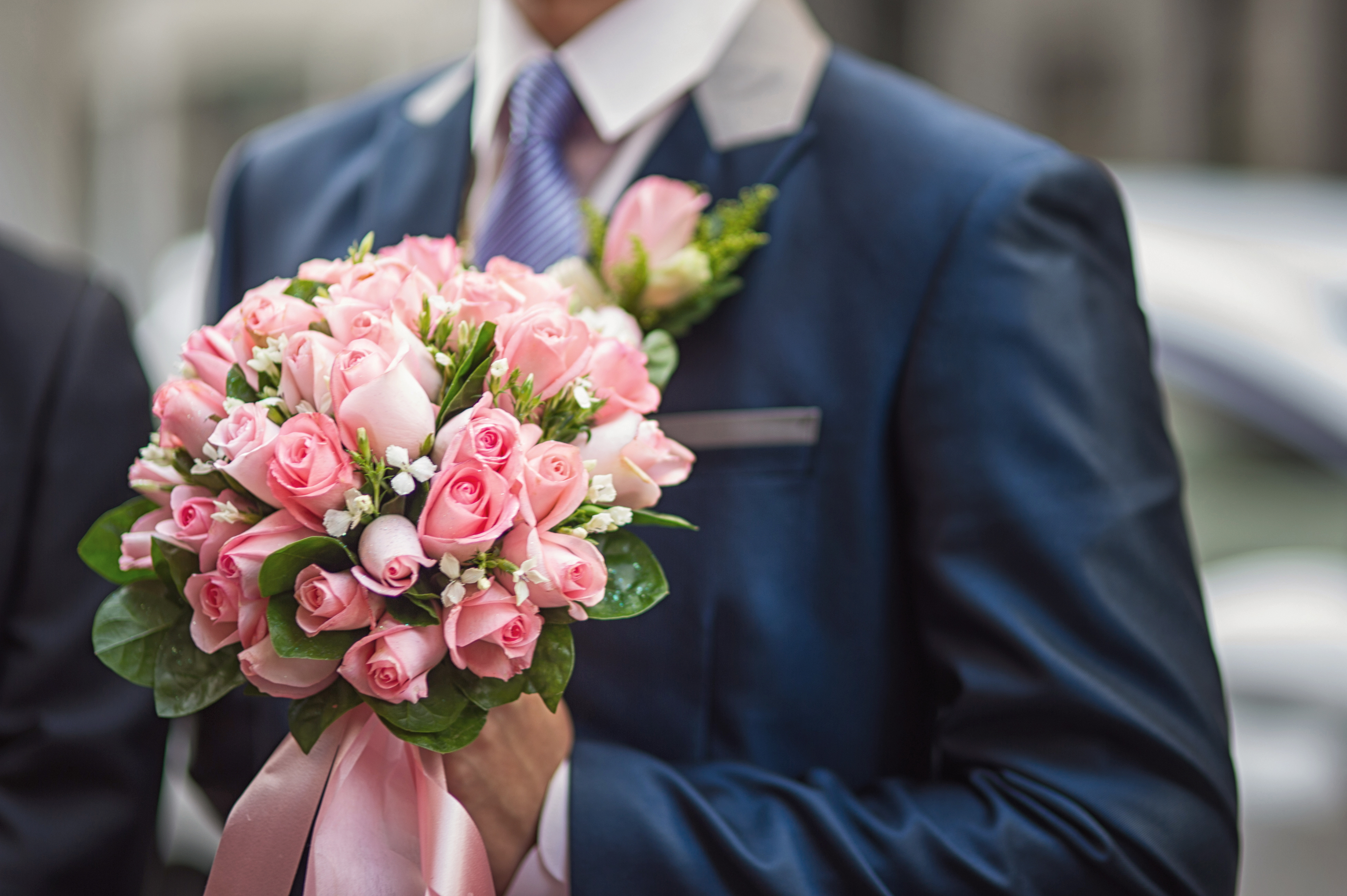Цветочный жених. Свадебные цветы. Свадебный букет. Букет невесты на свадьбу. Букет в руках.