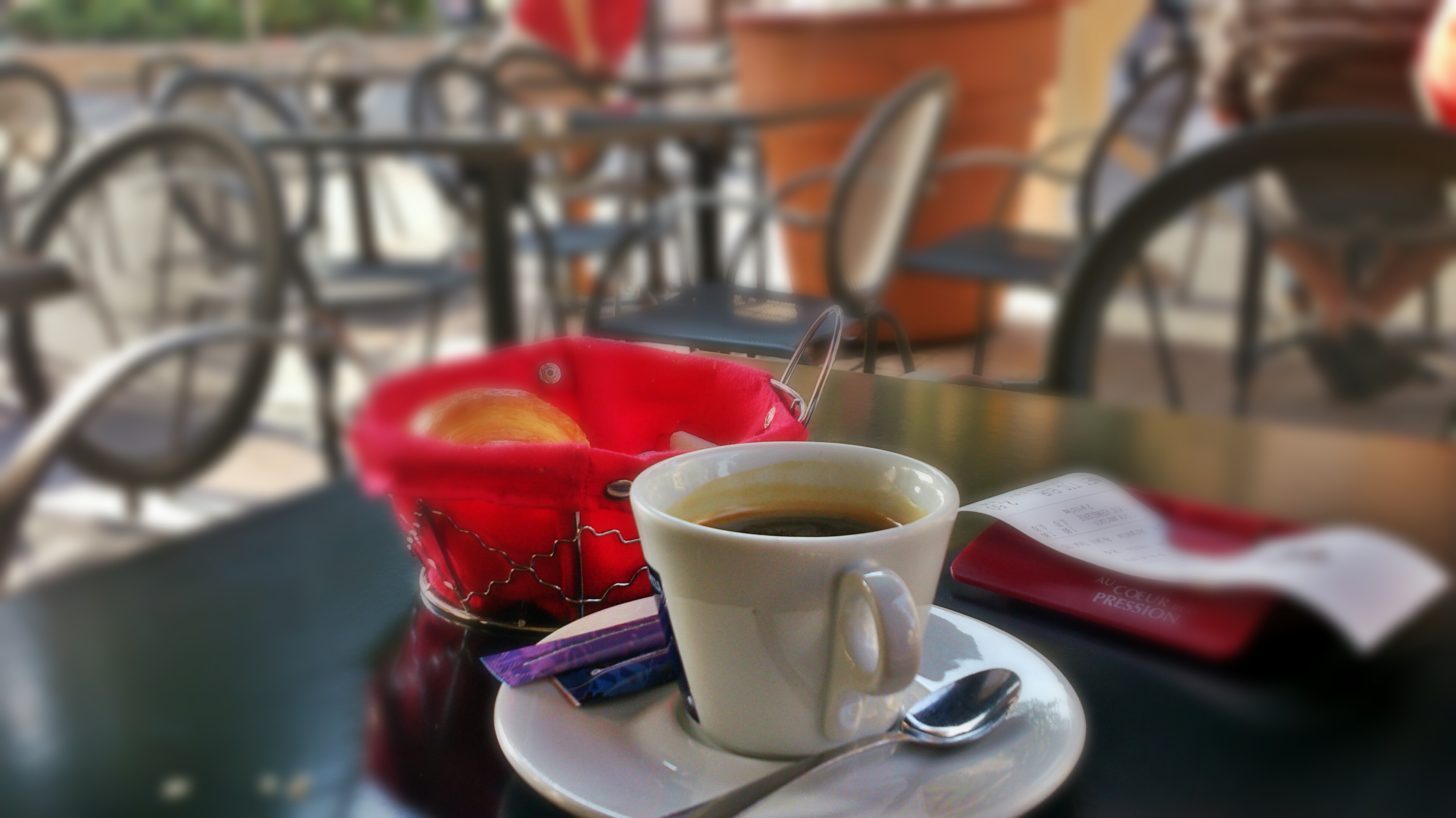 Cafe cup. Чашка кофе на столе. Кофе в кафе. Столик в кафе. Чашка чая на столе.