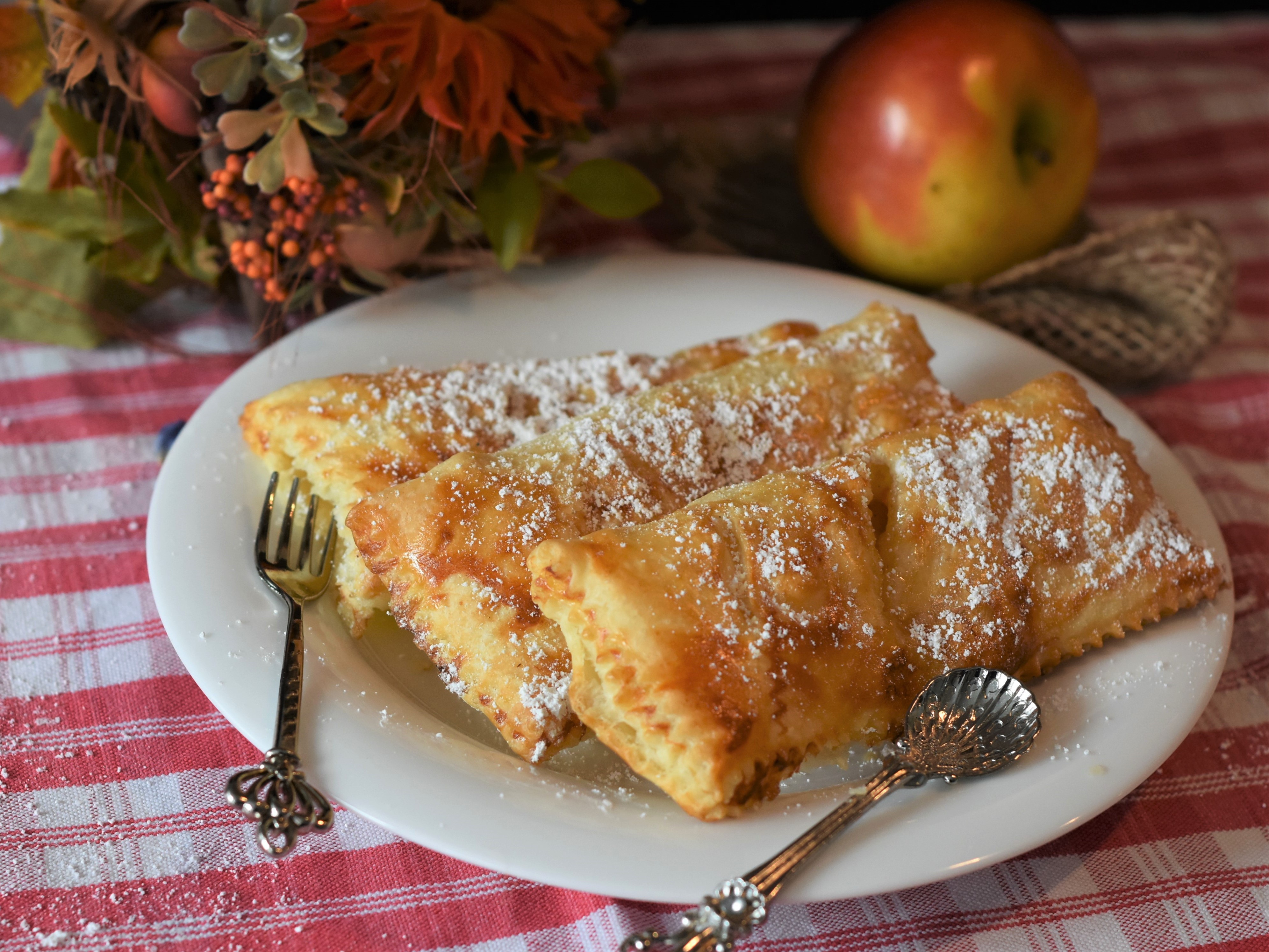 Слойки с яблоком. Слойка с яблоками. Слоеные пирожки с яблоками. Слойки с яблоком и корицей. Пироги с яблочной начинкой.