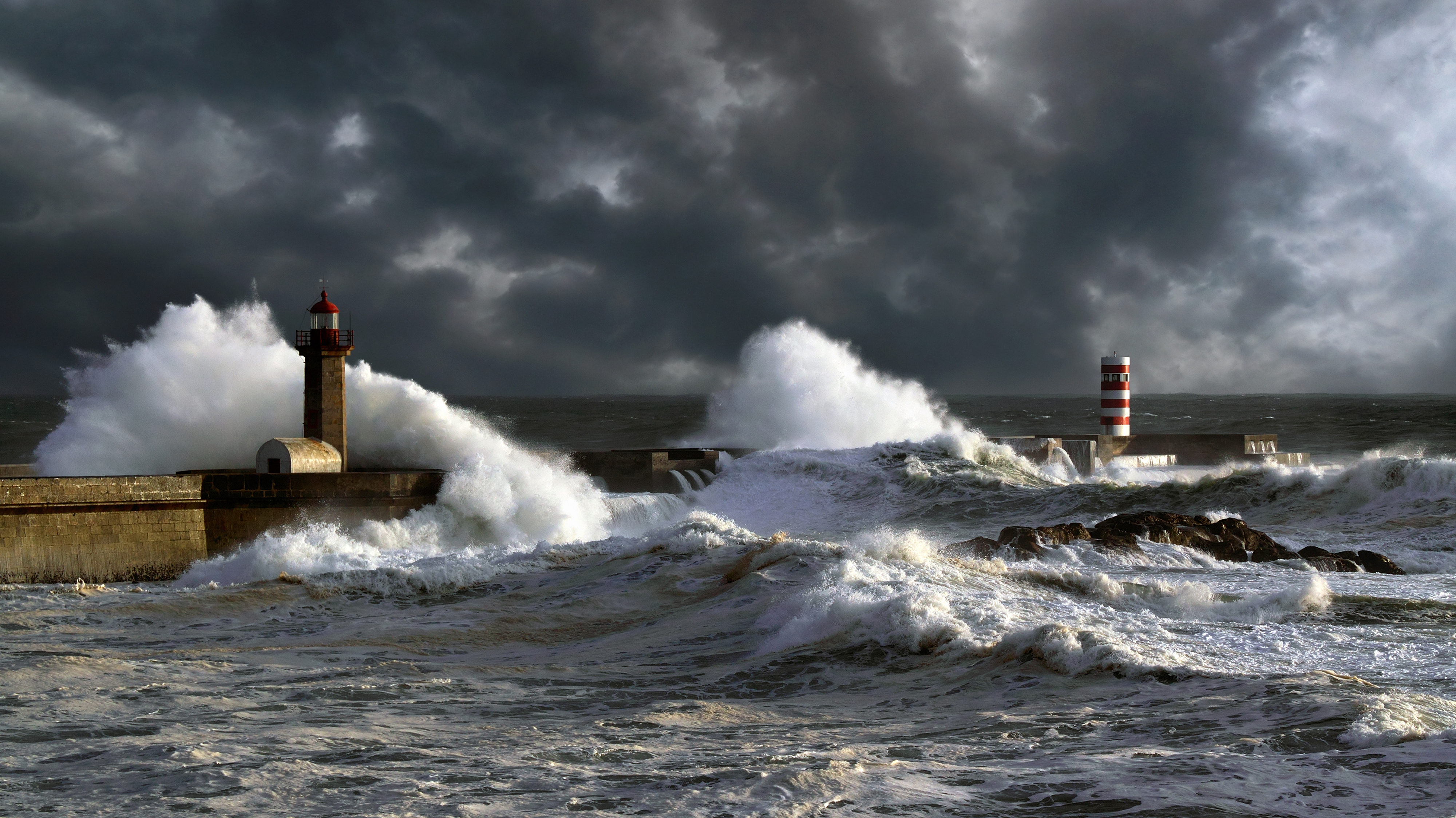 Опасность шторма. Бискайский залив шторм. Толбухин Маяк в шторм. Шторм в ла Манше. Португалия-скалы шторм.