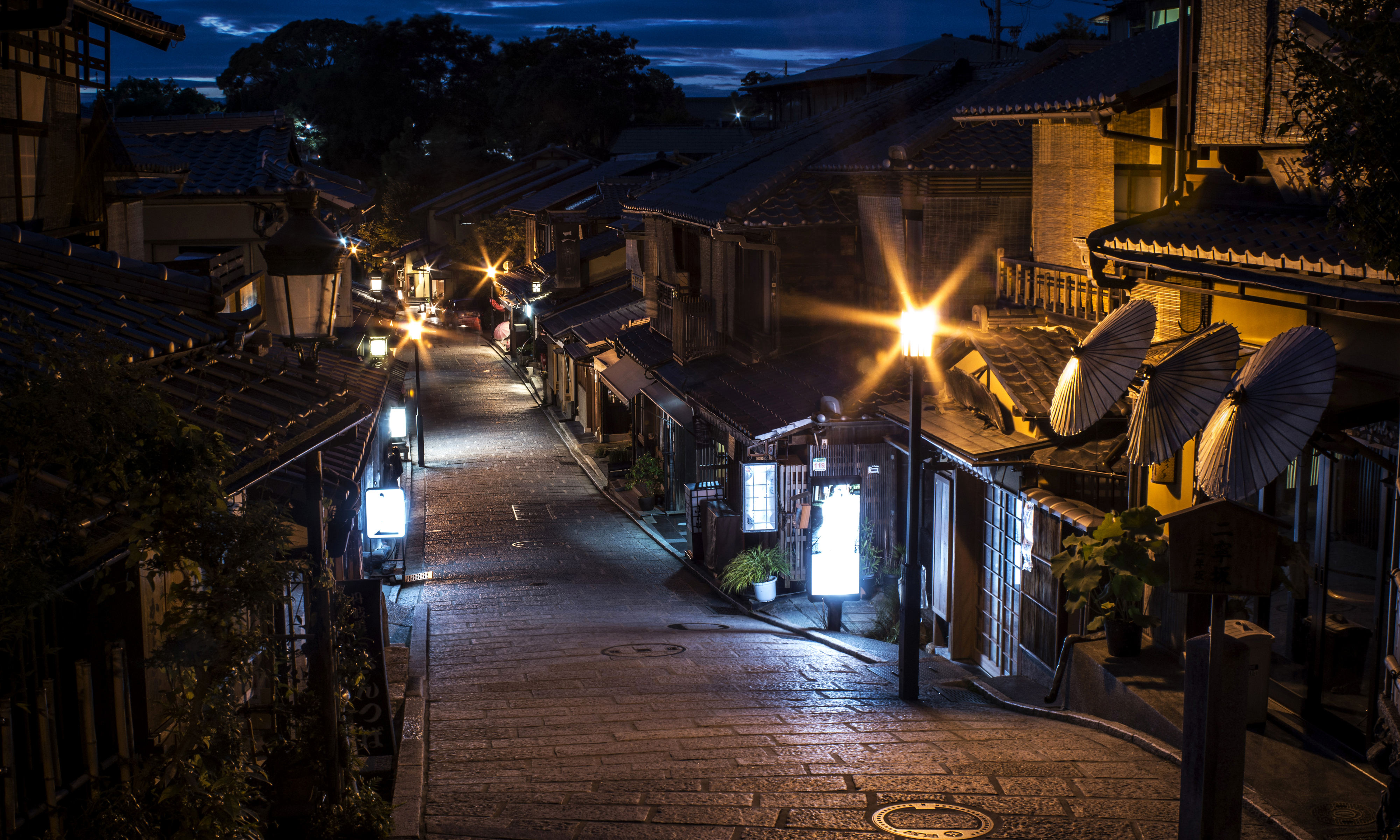 Ночной городок. Киото город в Японии ночью. Япония Киото ночь-. Япония Киото улицы. Киото Япония улочки.