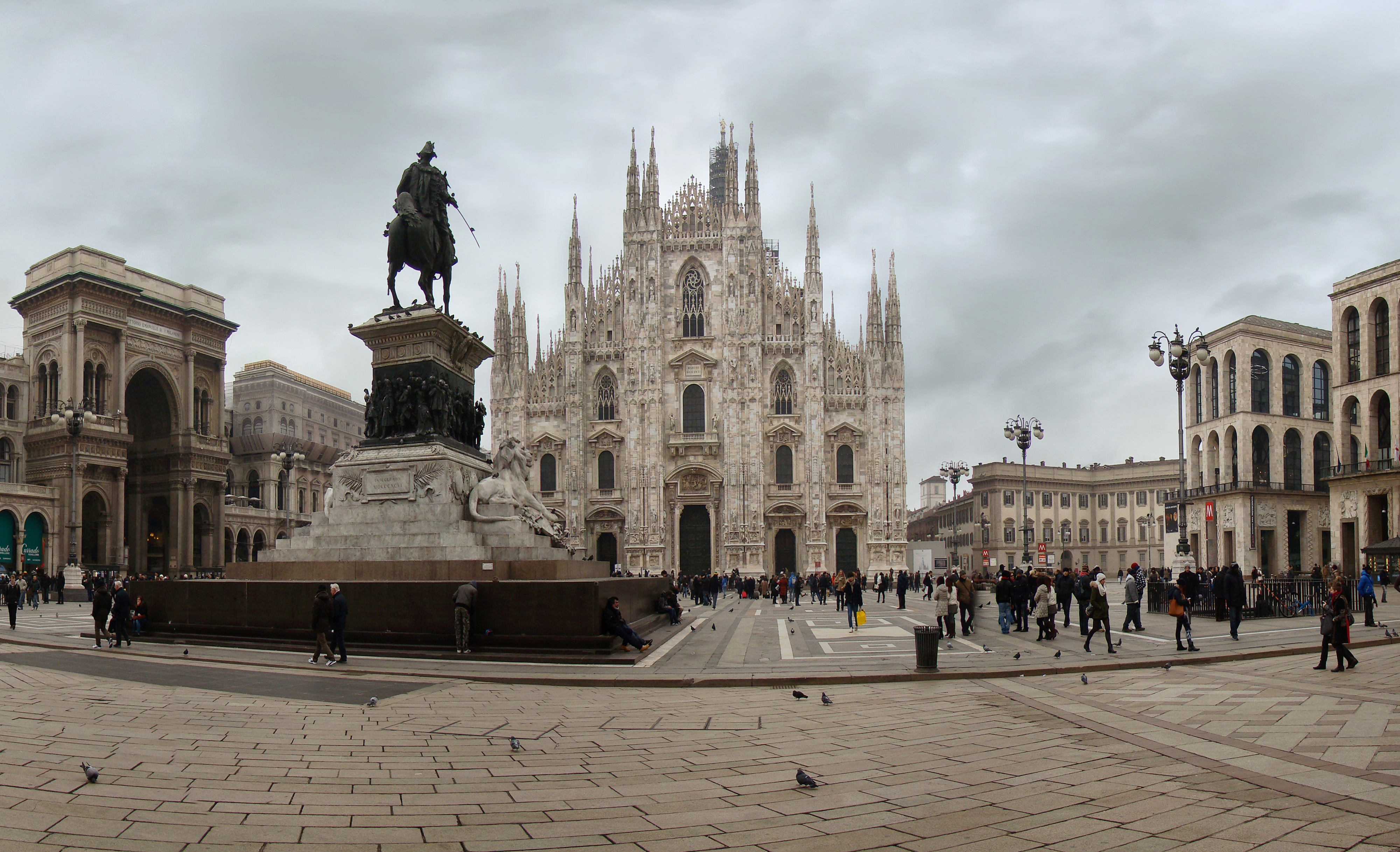 Milan. Милан площадь Дуомо. Миланский собор Италия. Милан площадь Дуомо кафедральный собор. Милан Центральная площадь собор.