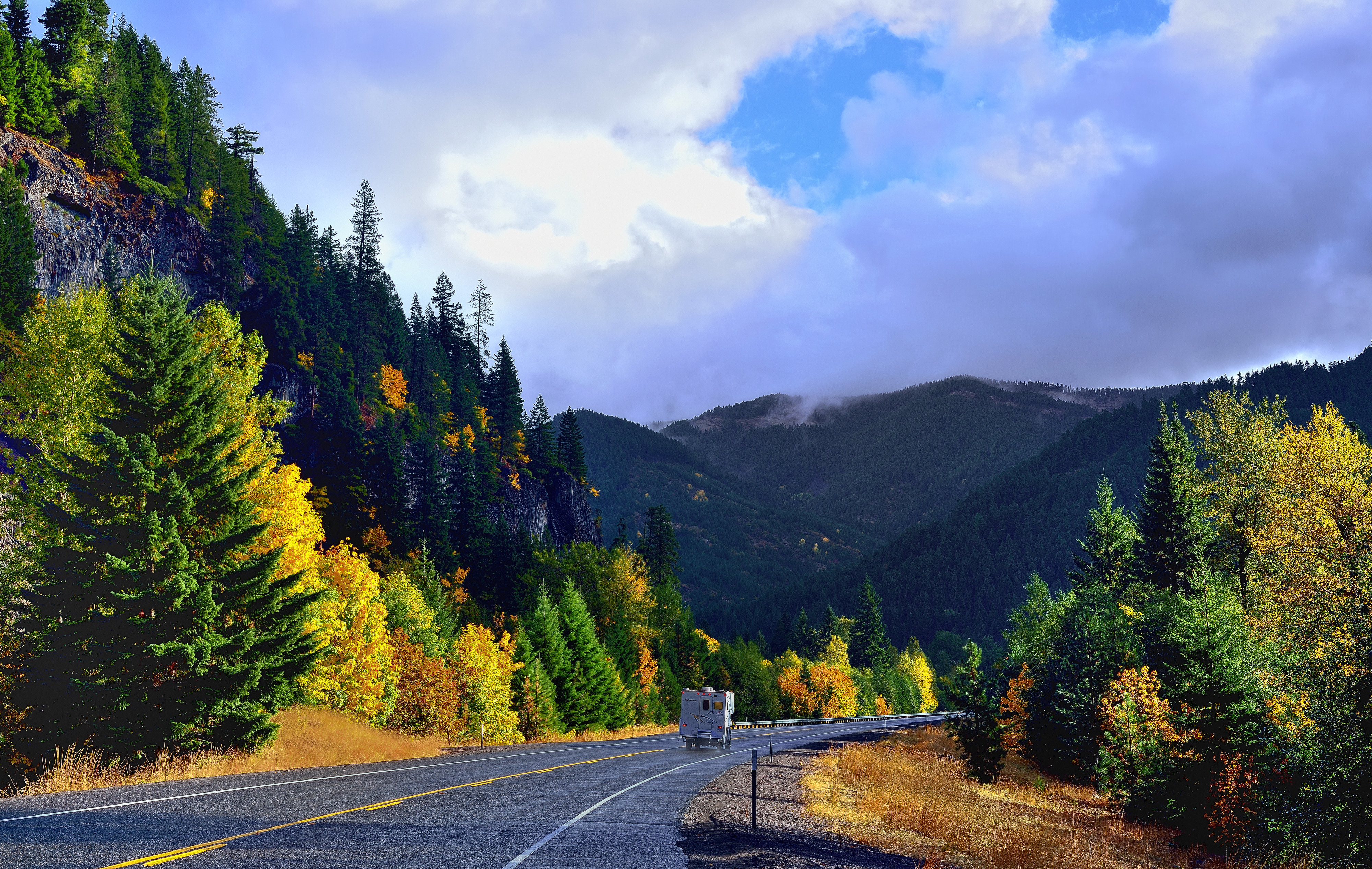 Дорога хвойную. Дорога Орегон штат солнце. Орегон трасса горы лес. Штат Монтана дорога осенью. Орегон дорога в лесу.