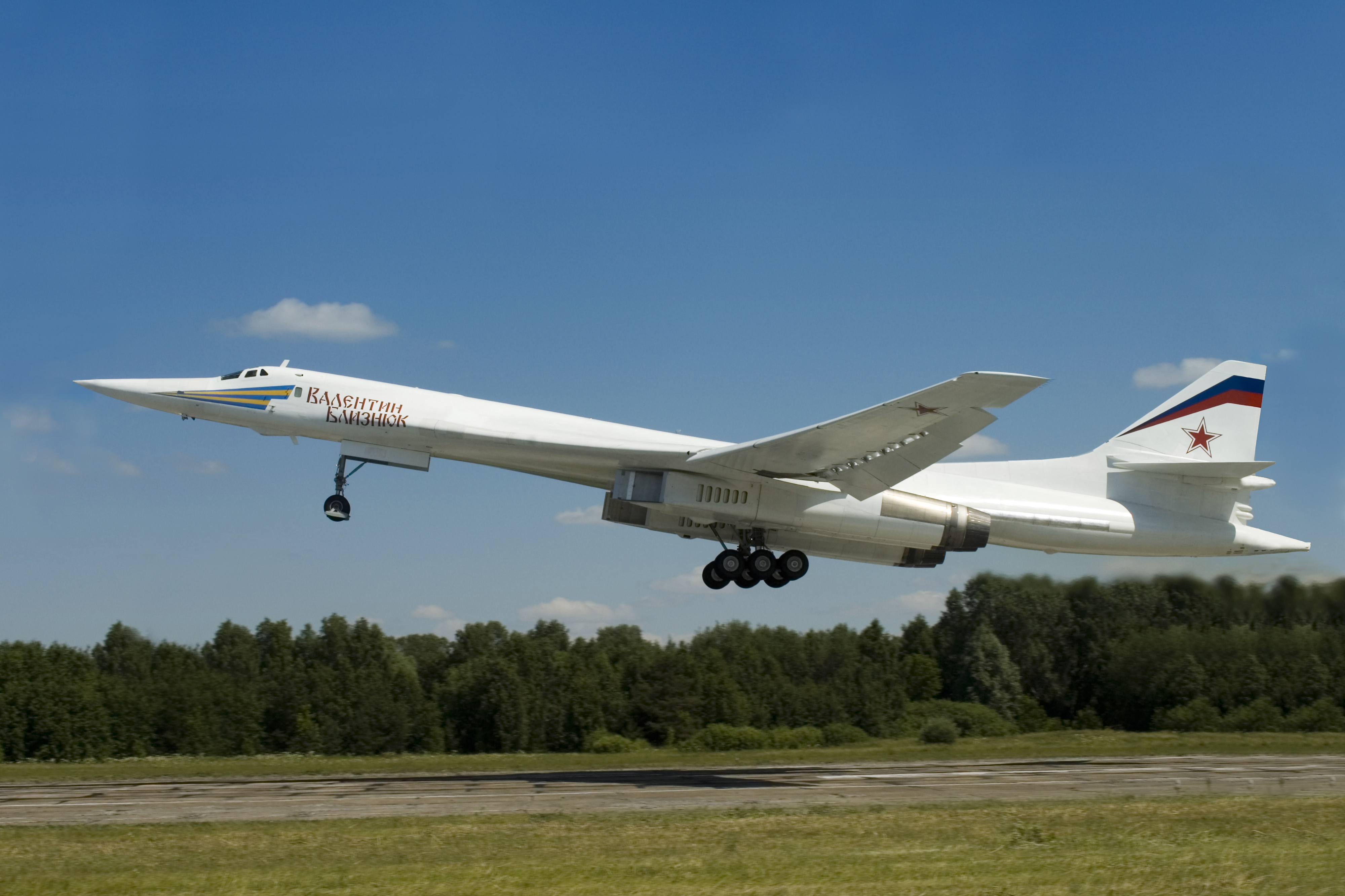 Ту 160 сверхзвуковой характеристики. Ту-160 белый лебедь. Ту-160 сверхзвуковой самолёт. Ракетоносец ту-160 белый лебедь. Стратегический сверхзвуковой ракетоносец-бомбардировщик ту-160.