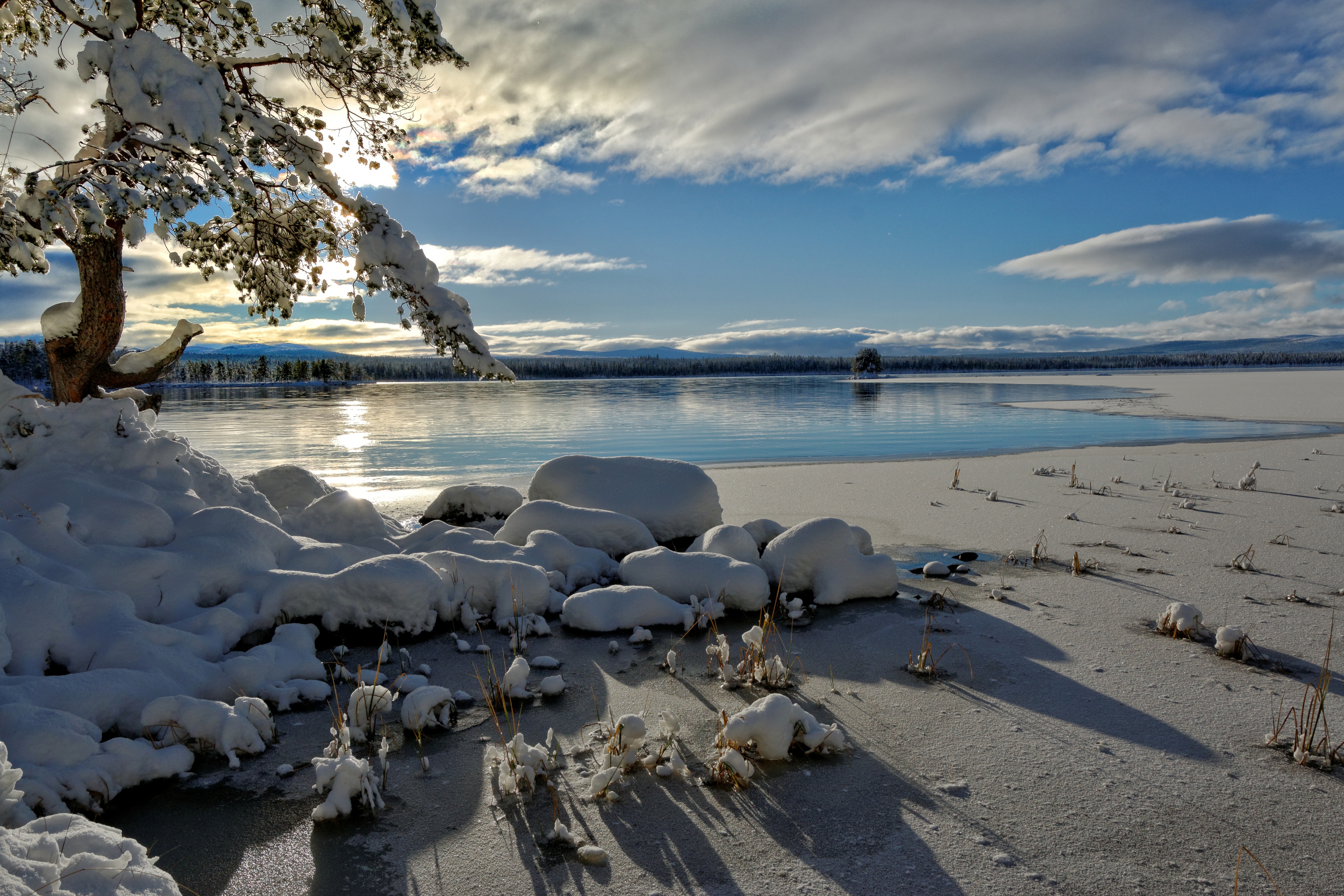 Зима на берегу озера. Зимний Байкал Горячинск. Hedmark Норвегия. Норвегия фьорды зима. Зимнее море.