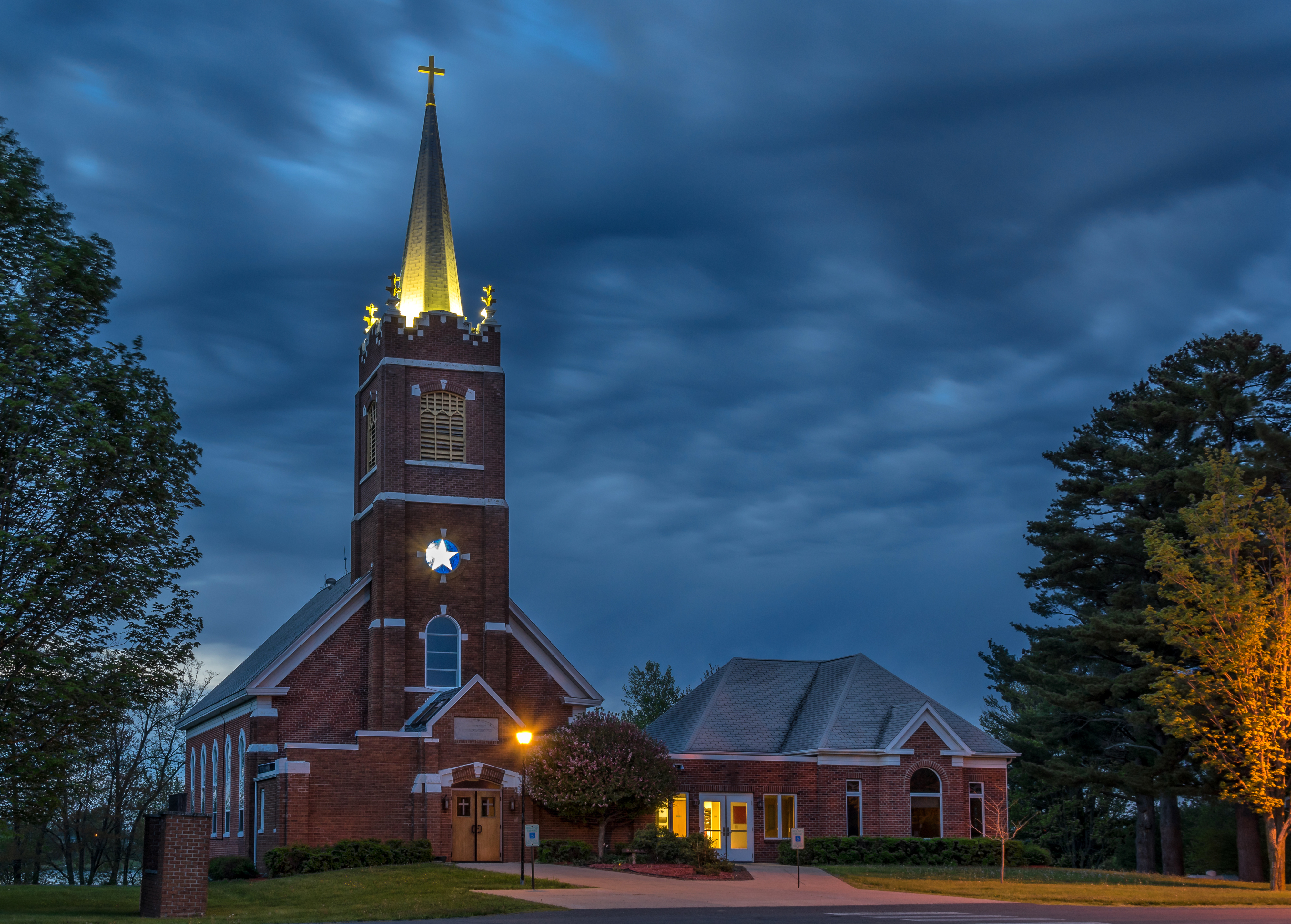 American church. Протестантская Церковь в США. Католический храм в США. Католическая Церковь ночь США. Американская Церковь снаружи.