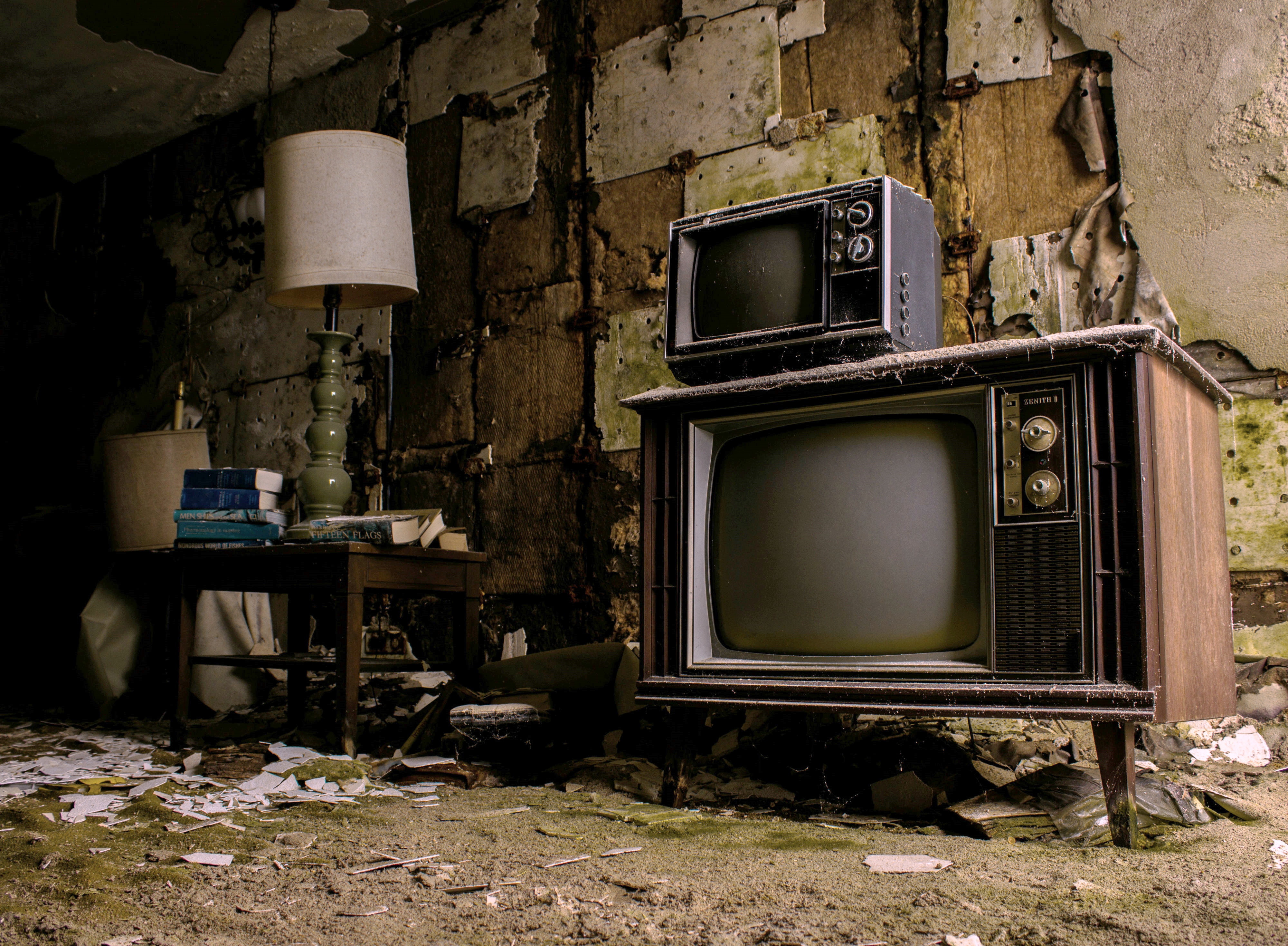 Телевизор готов. Старый телевизор. Старинный телевизор. Старый телевизор в комнате. Ретро телевизор.