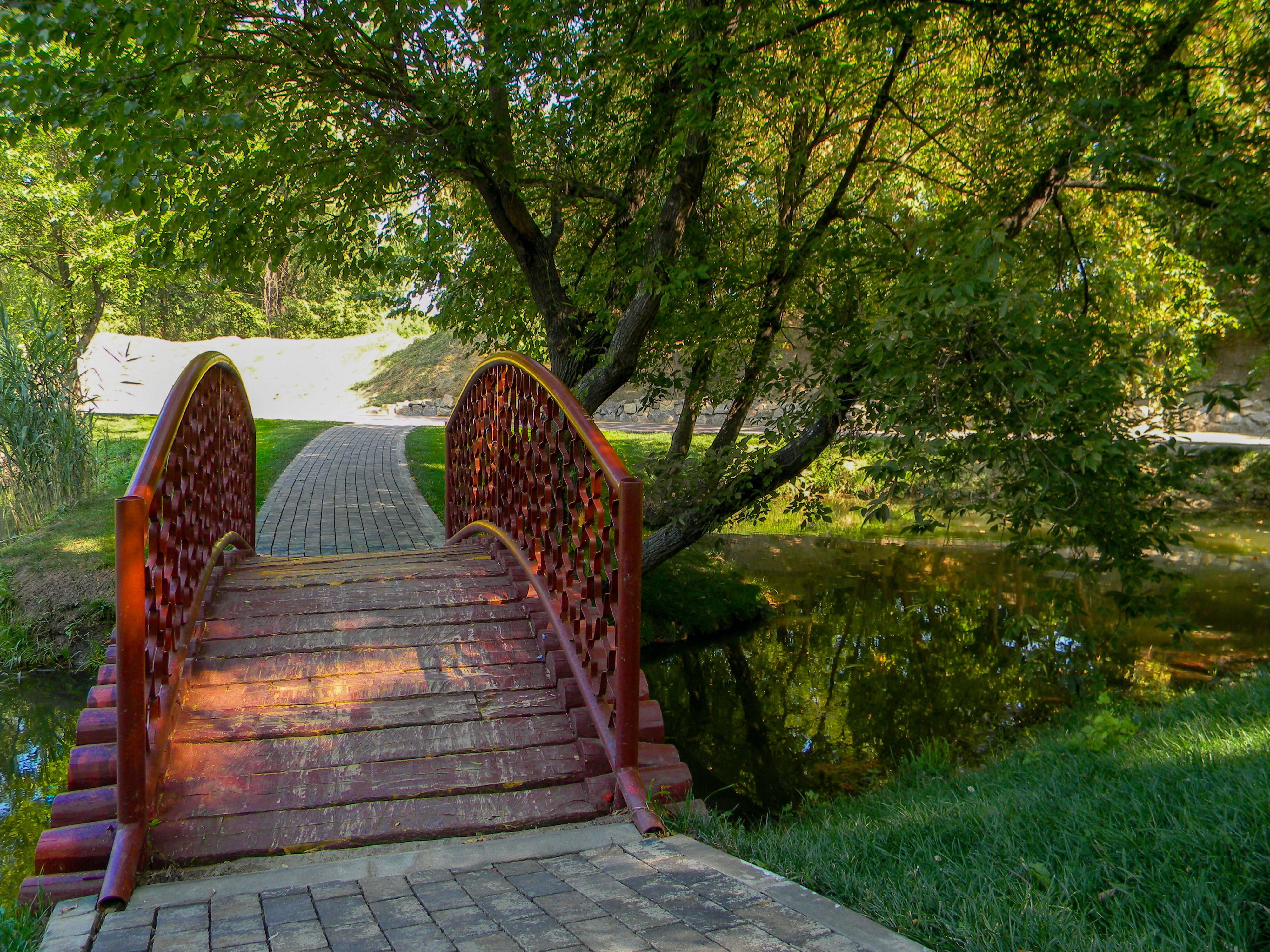 Красивый парк рядом. Мостик через ручей Нижний парк Липецк. Кольцов парк пруд мостик. Евпатория мостик. Колпашево парк мостик.