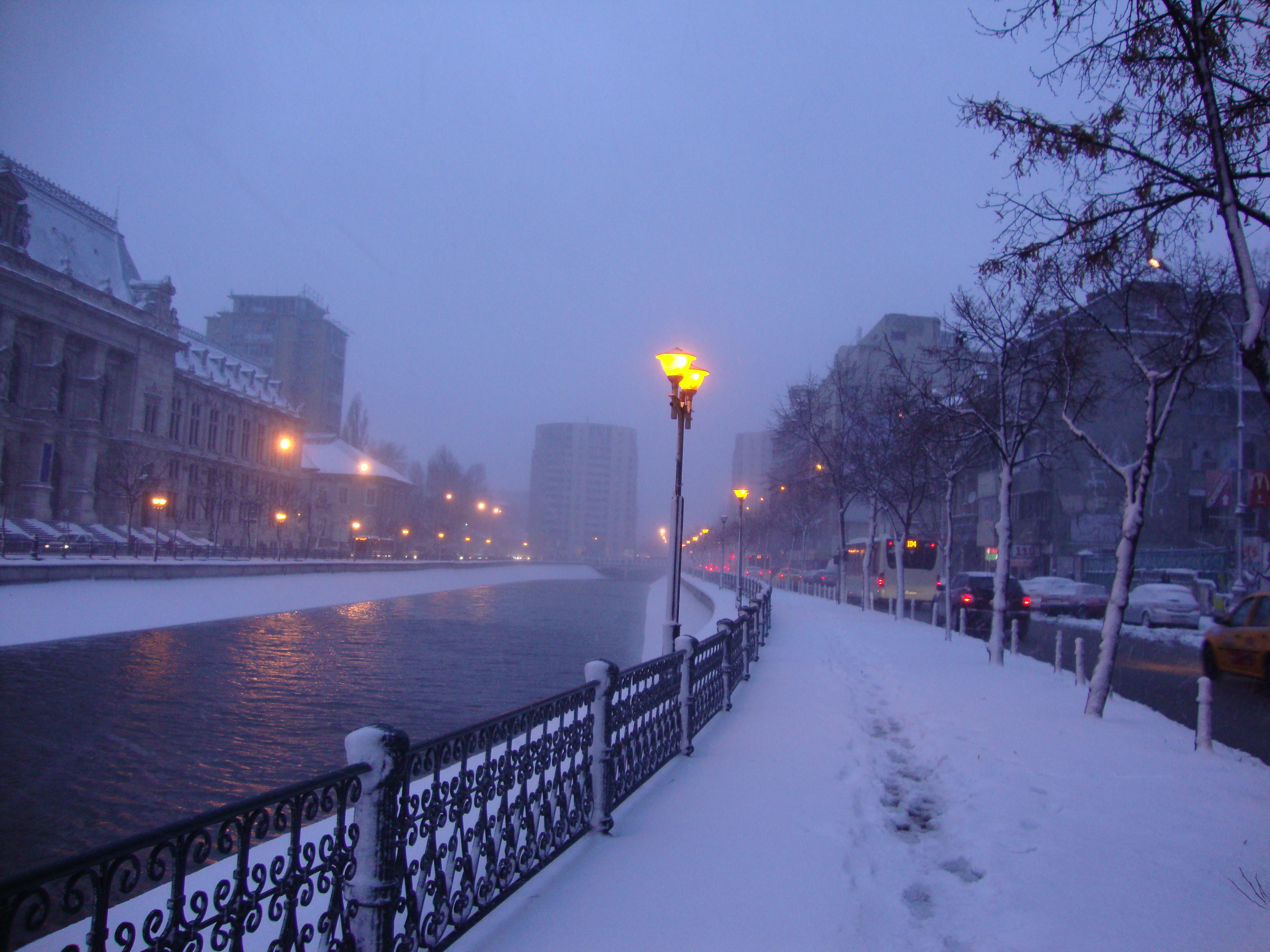 Москва теплая зима. Зимний город. Зимняя улица. Город зимой. Зимняя вечерняя улица.