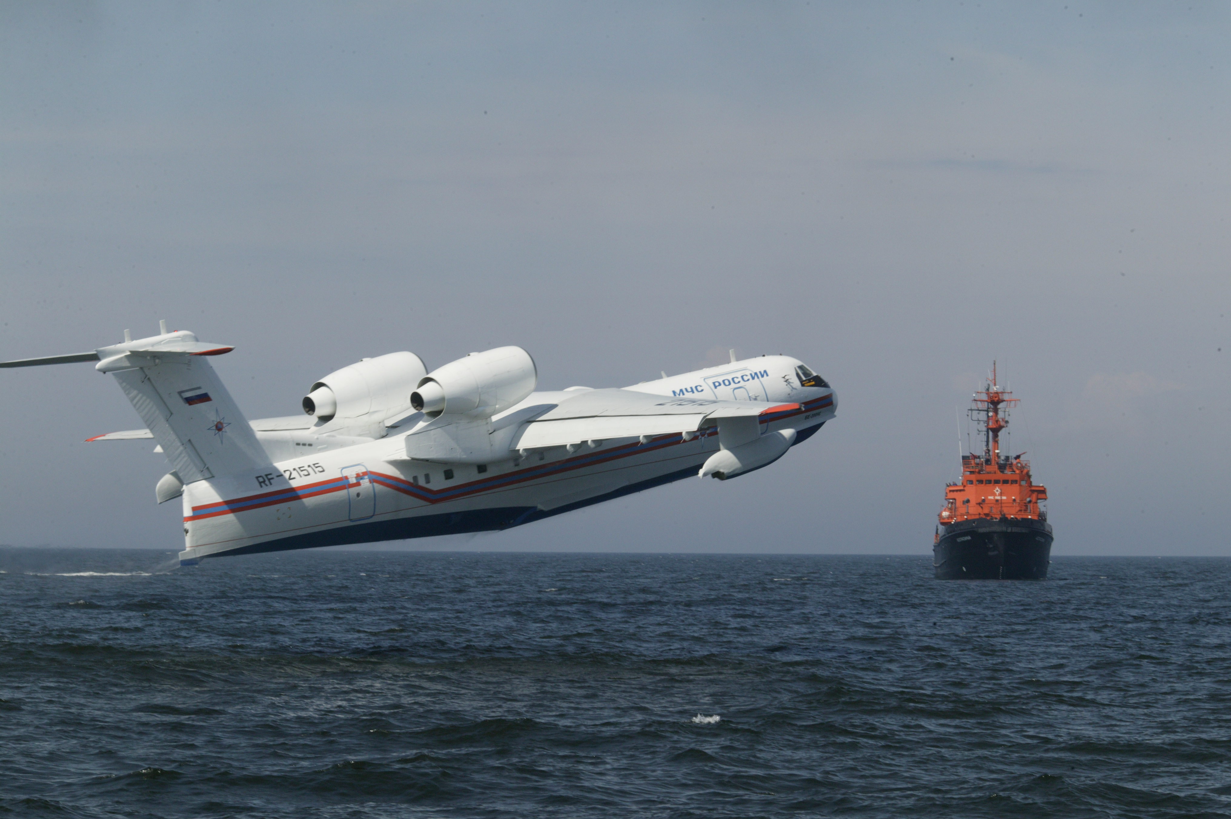 Бе 200 википедия. Бе-200 амфибия. Самолёт-амфибия бе-200чс. Бе-200 гидросамолёт. Многоцелевой самолёт-амфибия "бе-200.