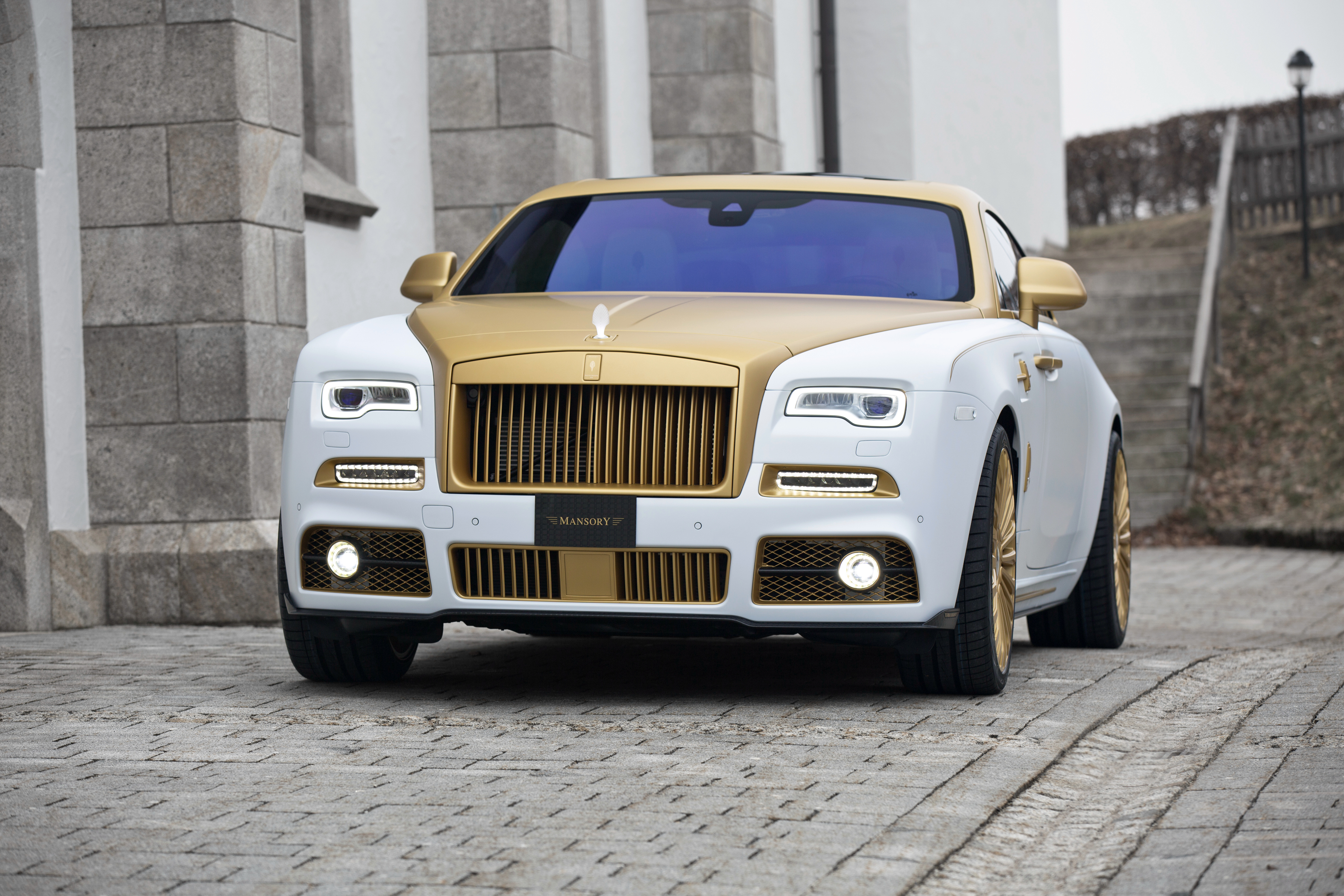 Белый роллс. Rolls Royce Mansory 2022. Rolls Royce Wraith 2020 Mansory. Rolls Royce Wraith Mansory Palm Edition 999. Mansory Rolls Royce Wraith золотой.