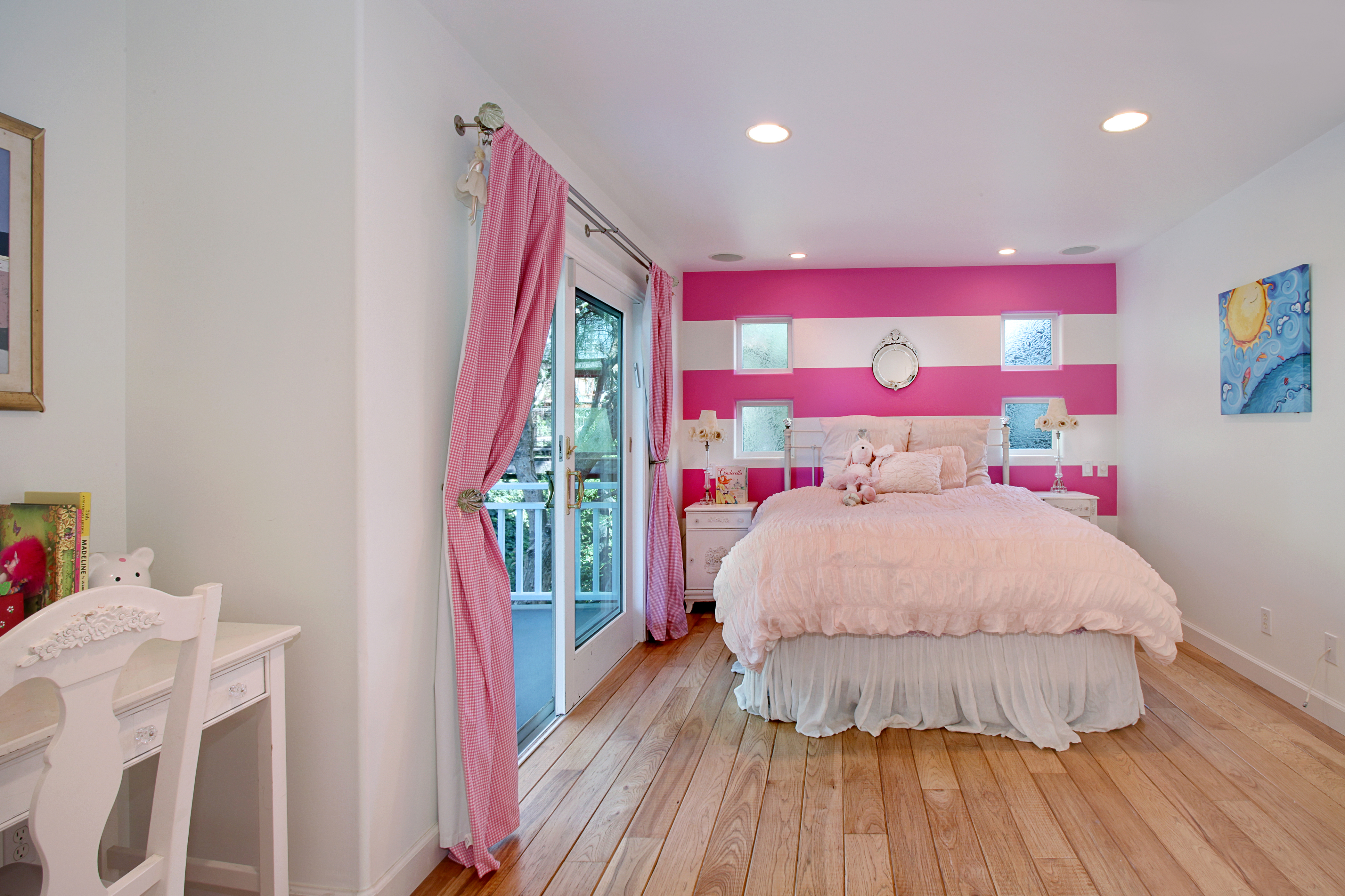 Комната в розовых тонах. Розовые стены в спальне. Спальня в розовых тонах. Розовая комната. Спальня в розово голубых тонах.