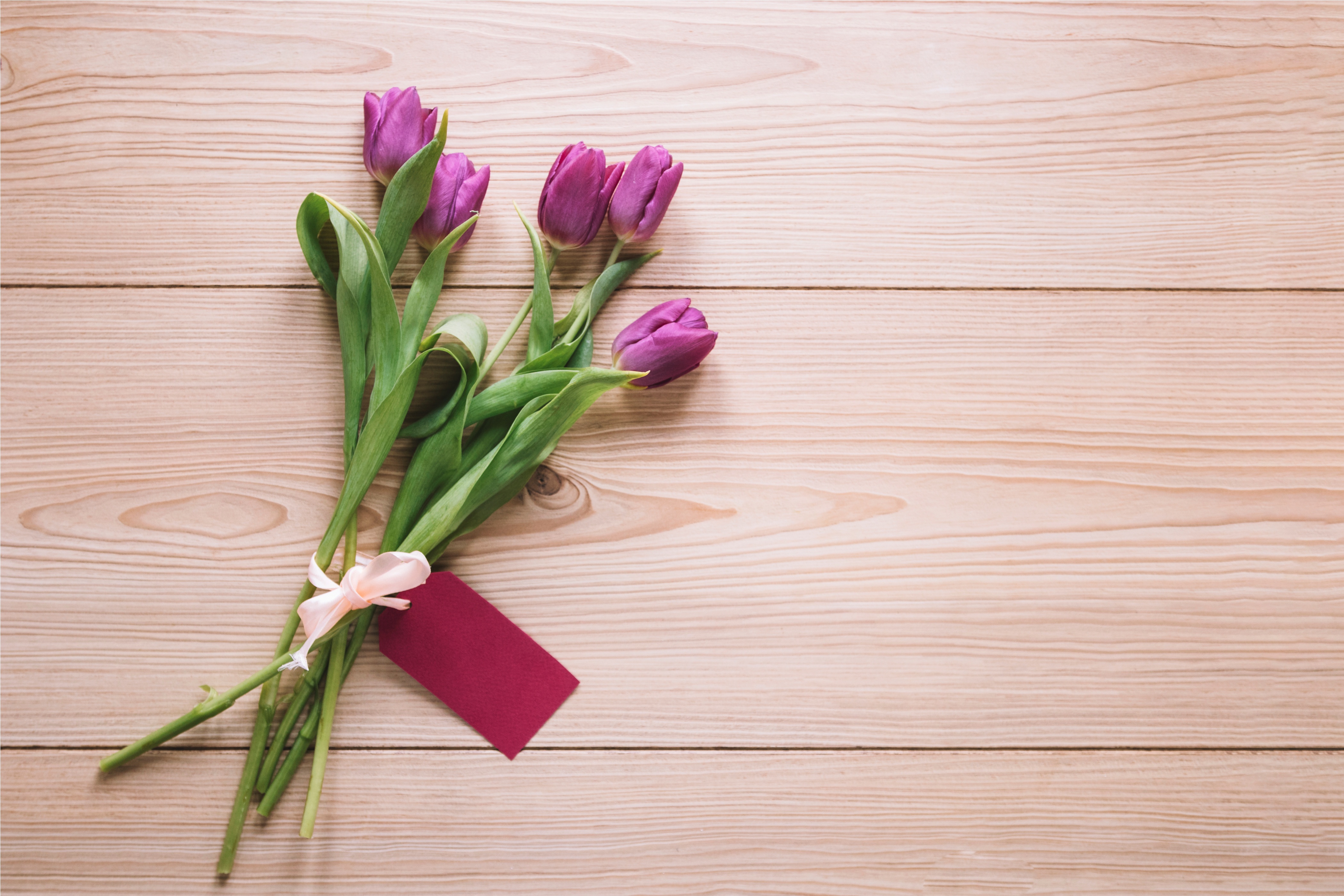 Flower wood мм2. Цветы на деревянном фоне. Тюльпаны фон. Букет тюльпанов на деревянном фоне. Тюльпаны на деревянном столе.
