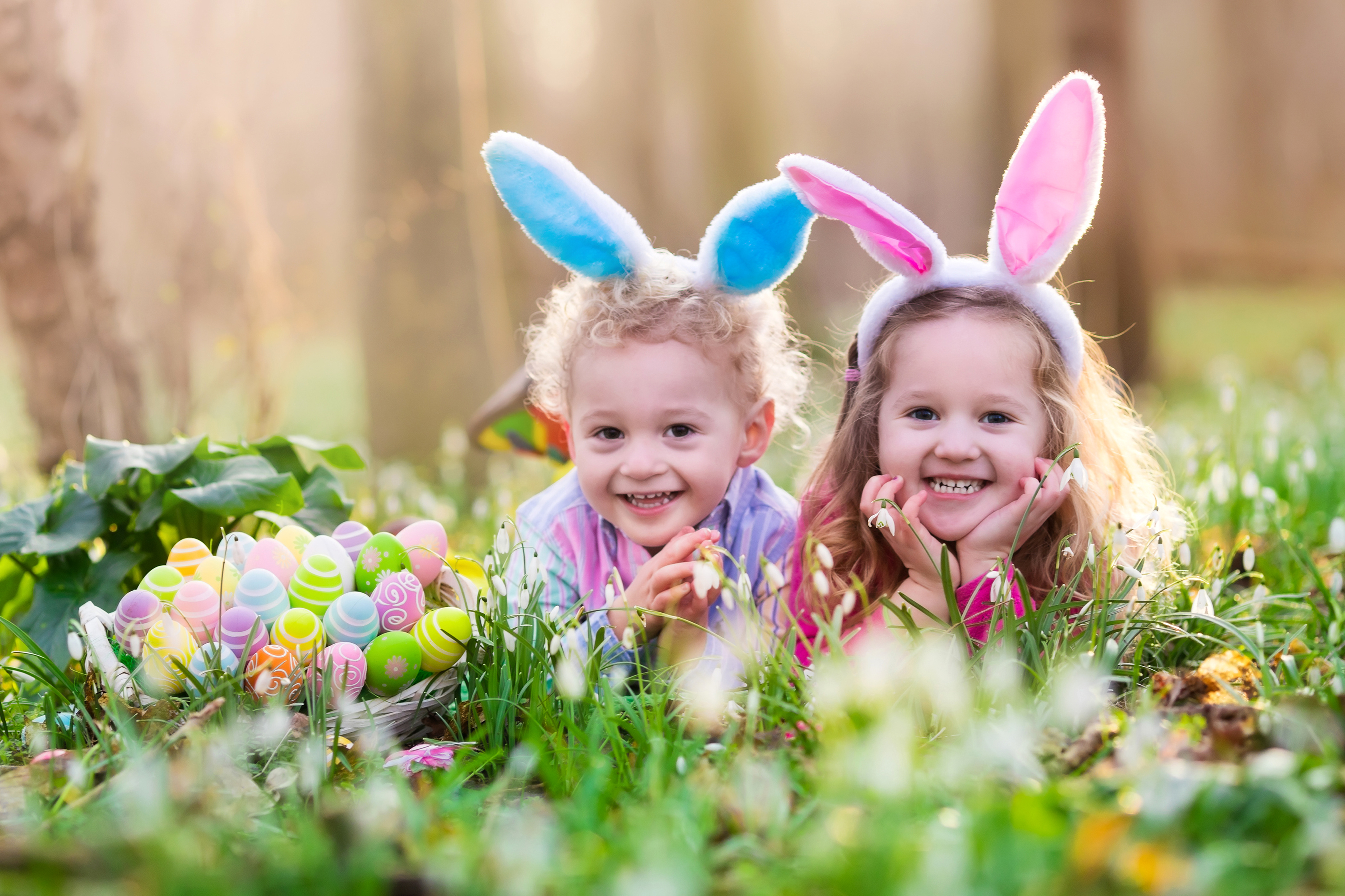 Easter праздник. Радостные дети. Счастливый ребенок. Пасхальный кролик.