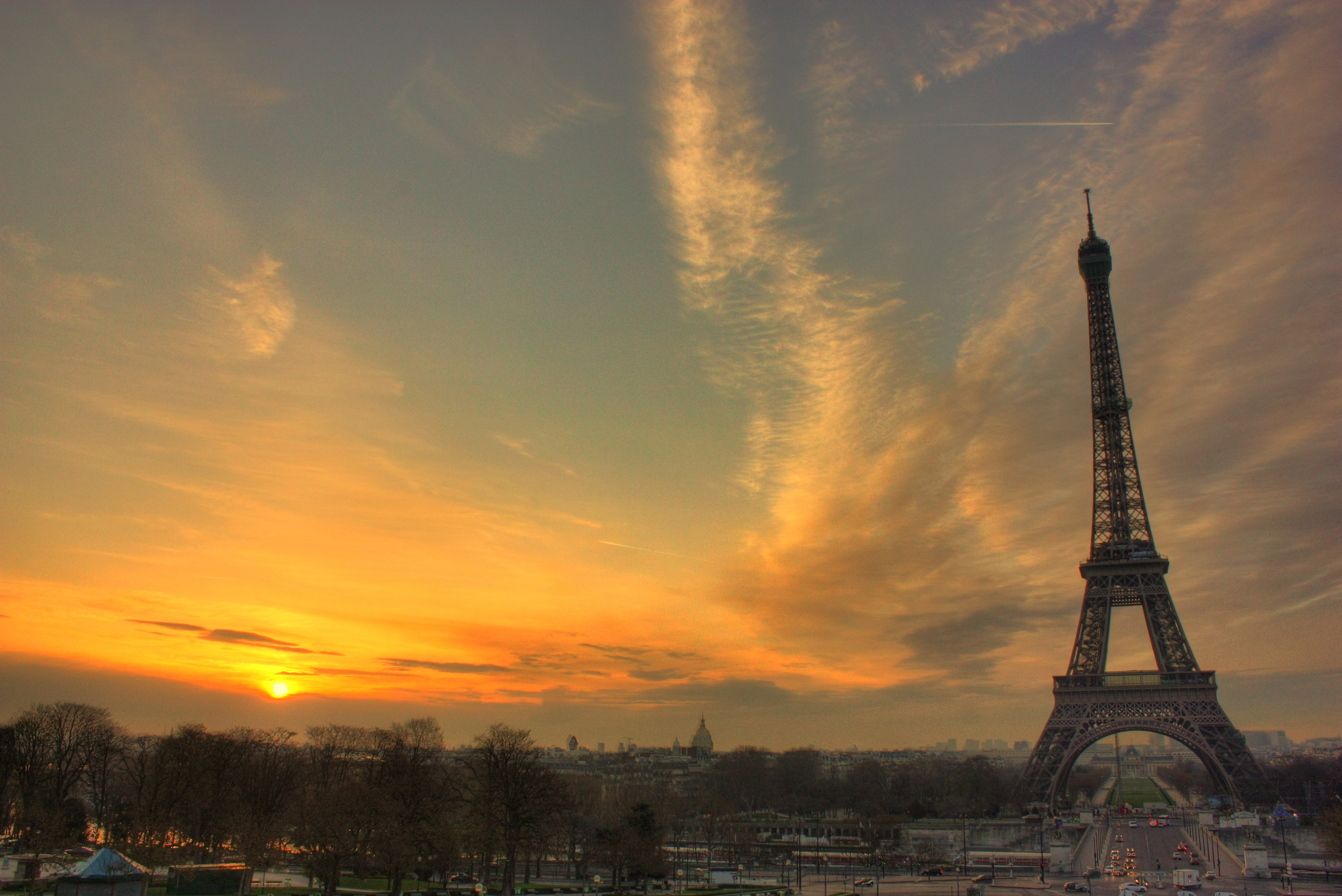 Небо парижа. Эйфелева башня в Париже. Эйфель башня фон. Париж рассвет Эйфелева башня. Париж Елисейские поля Эйфелева башня закат.