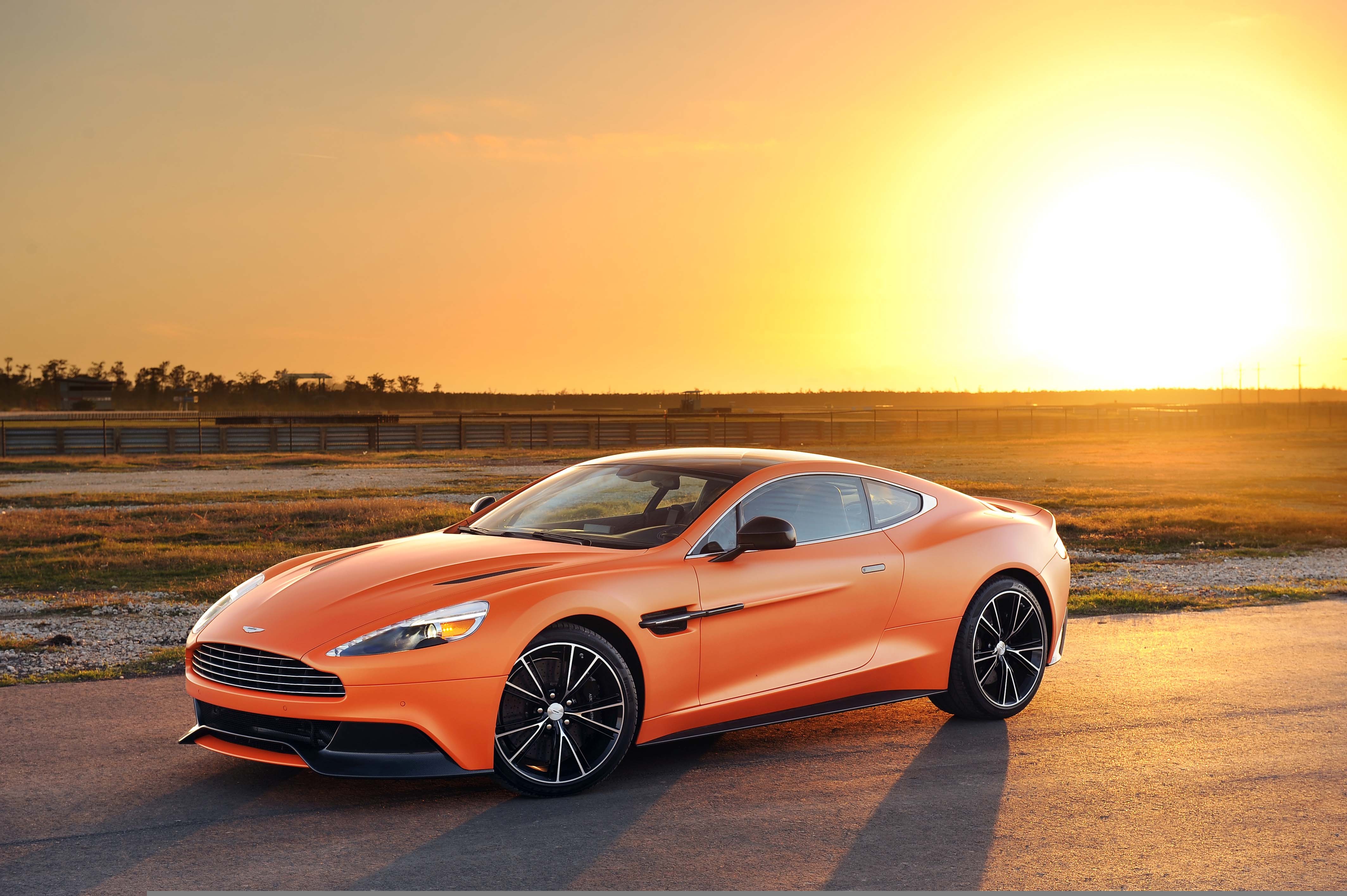 Спокойные машины. Aston Martin Vanquish оранжевый. Машина Aston Martin Vanquish.