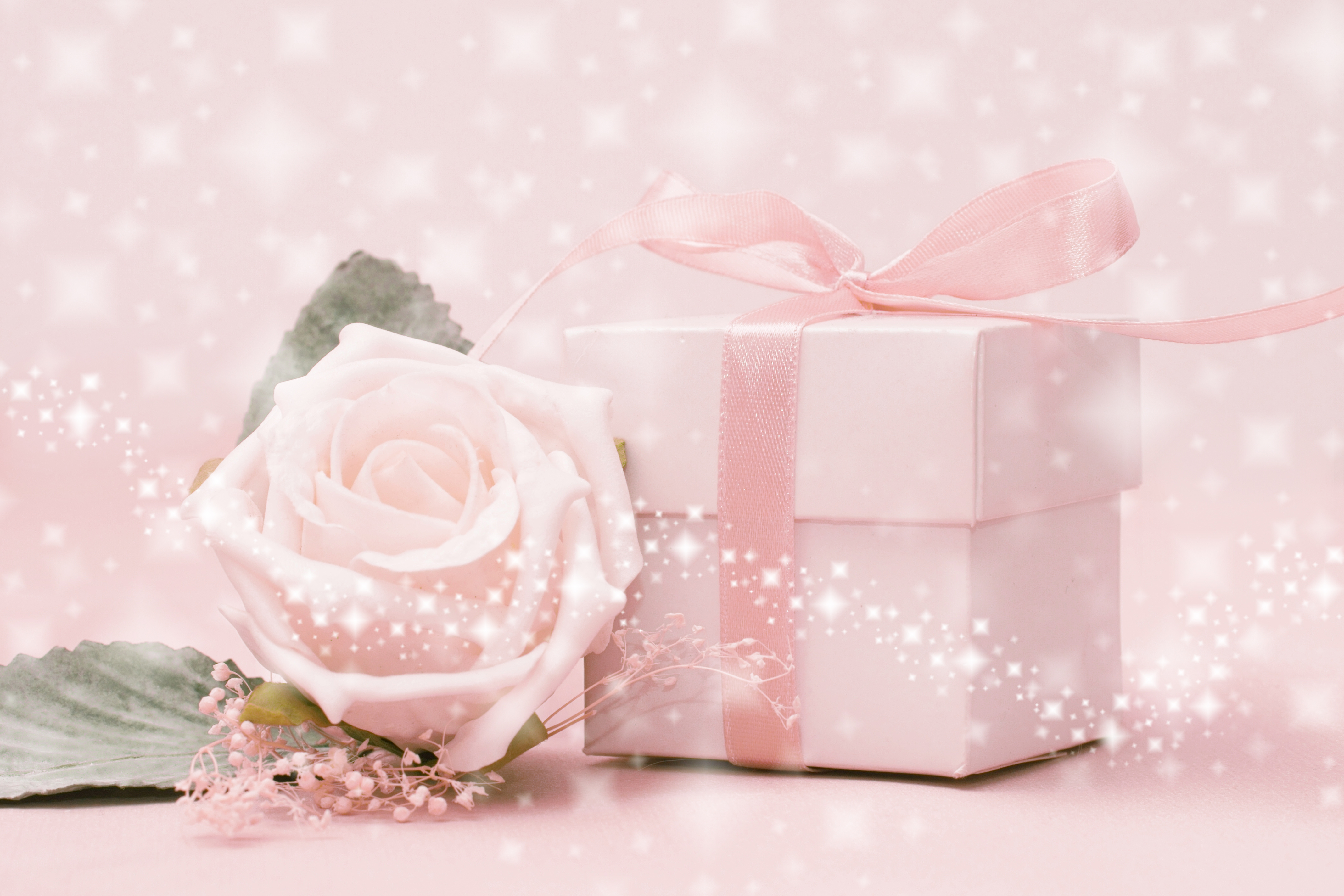 Нежная открытка с днем рождения для женщины. Красивые подарки. Красивый фон для открытки. Подарок розовый. Красивый фон для поздравления.