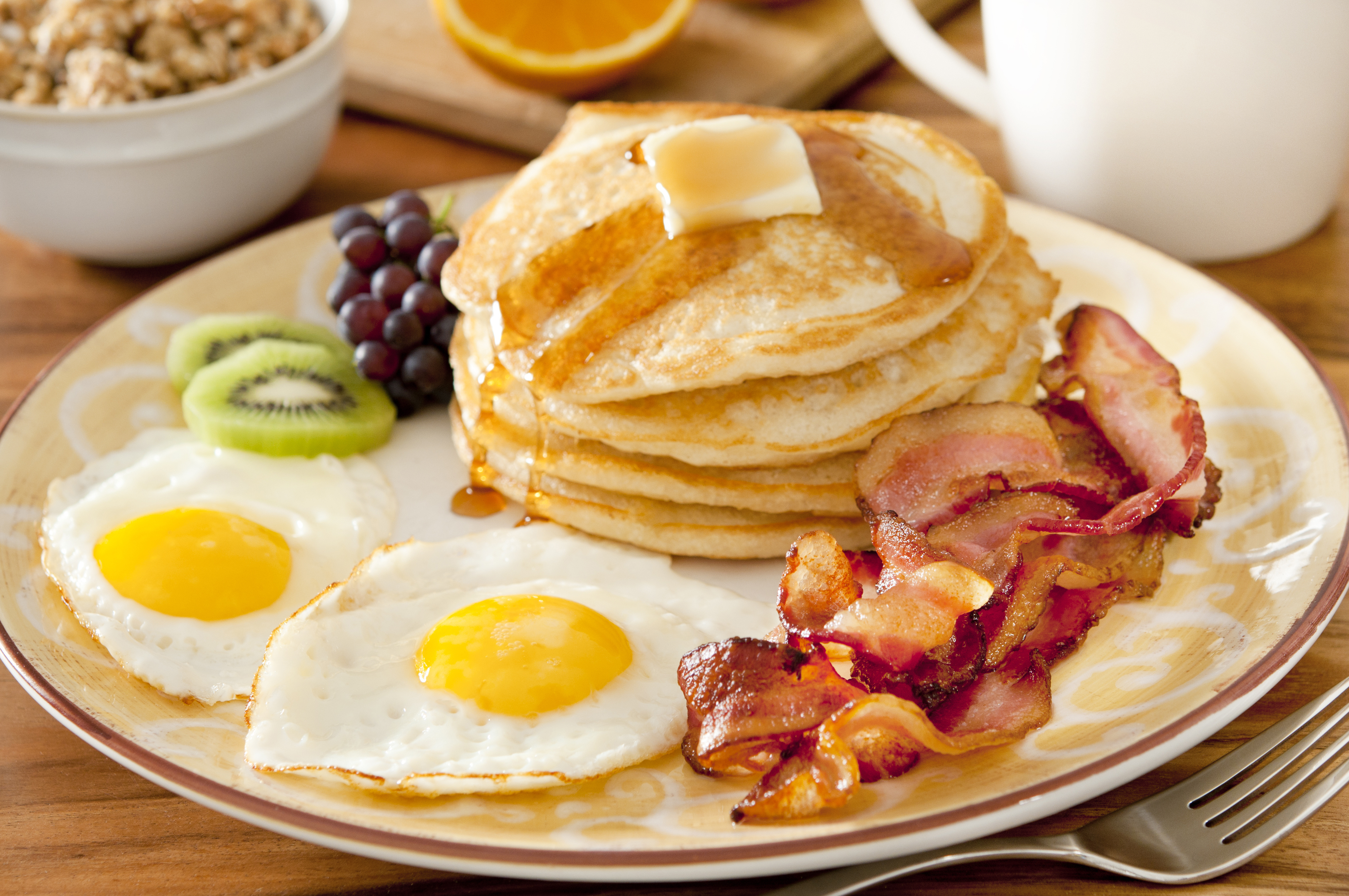 Блины на сметане и яйцах. Завтрак. Вкусный завтрак. Вкусный и красивый завтрак. Завтрак фото.