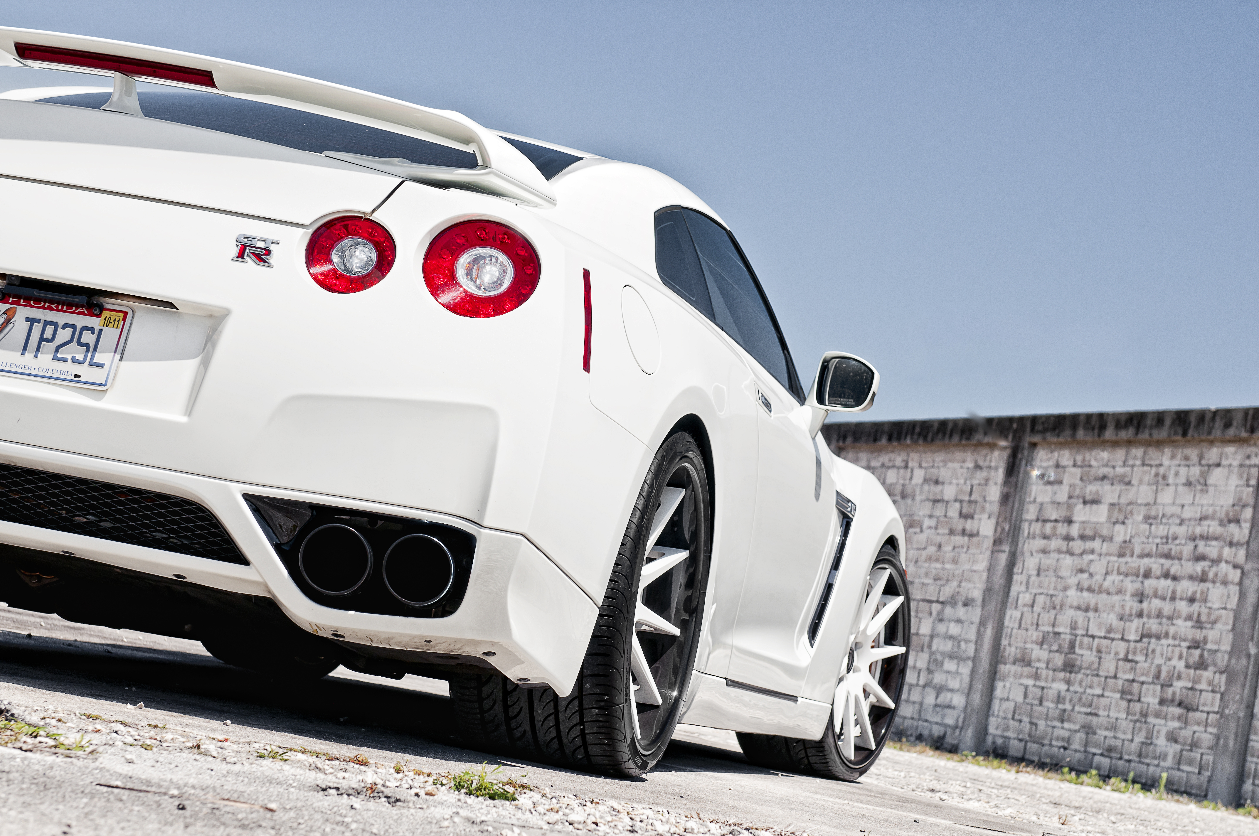 Белая r. Ниссан ГТР р35 белый спортивный. Nissan GTR 35 White. Nissan GTR 35 Nismo White. Nissan GTR r35 сзади.