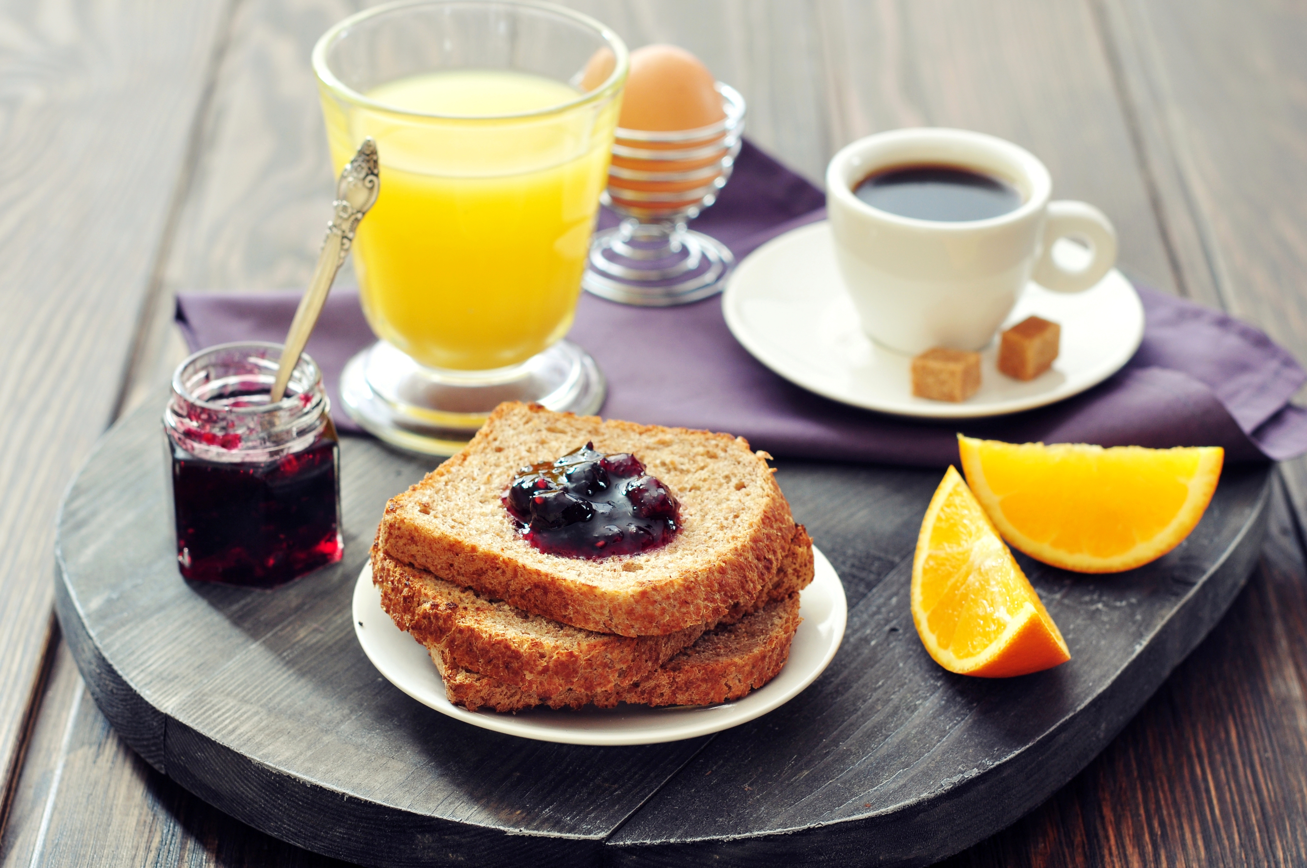 Апельсиновый сок на завтрак. Красивый завтрак. Утренний завтрак. Вкусный утренний завтрак. Завтрак фото.