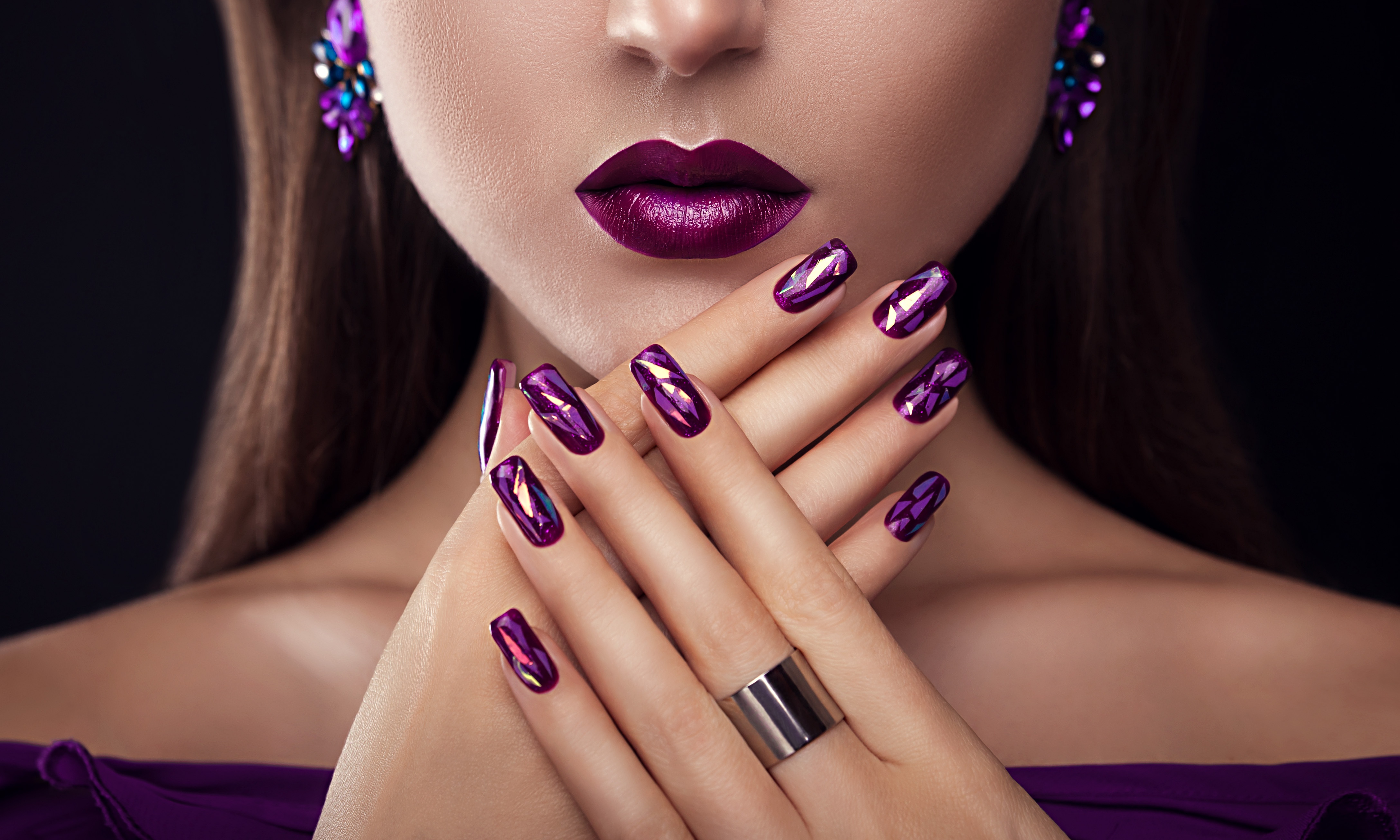 Красивые фото ногтей 2023. Фиолетовый маникюр. Красивые фиолетовые ногти. Девушка с красивым маникюром. Красивые сиреневые ногти.