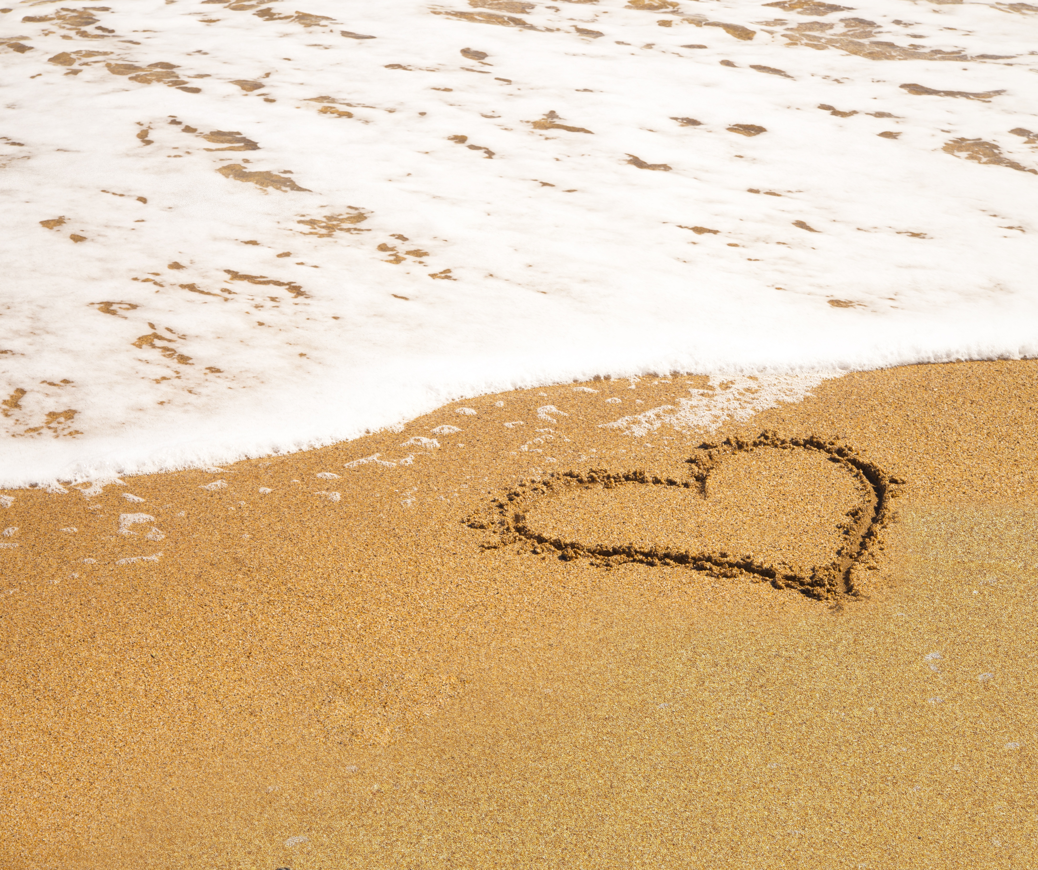 Текст следы на песке. Сердечко на песке. Надпись на песке. Романтические надписи на песке. Сердечко на песке у моря.