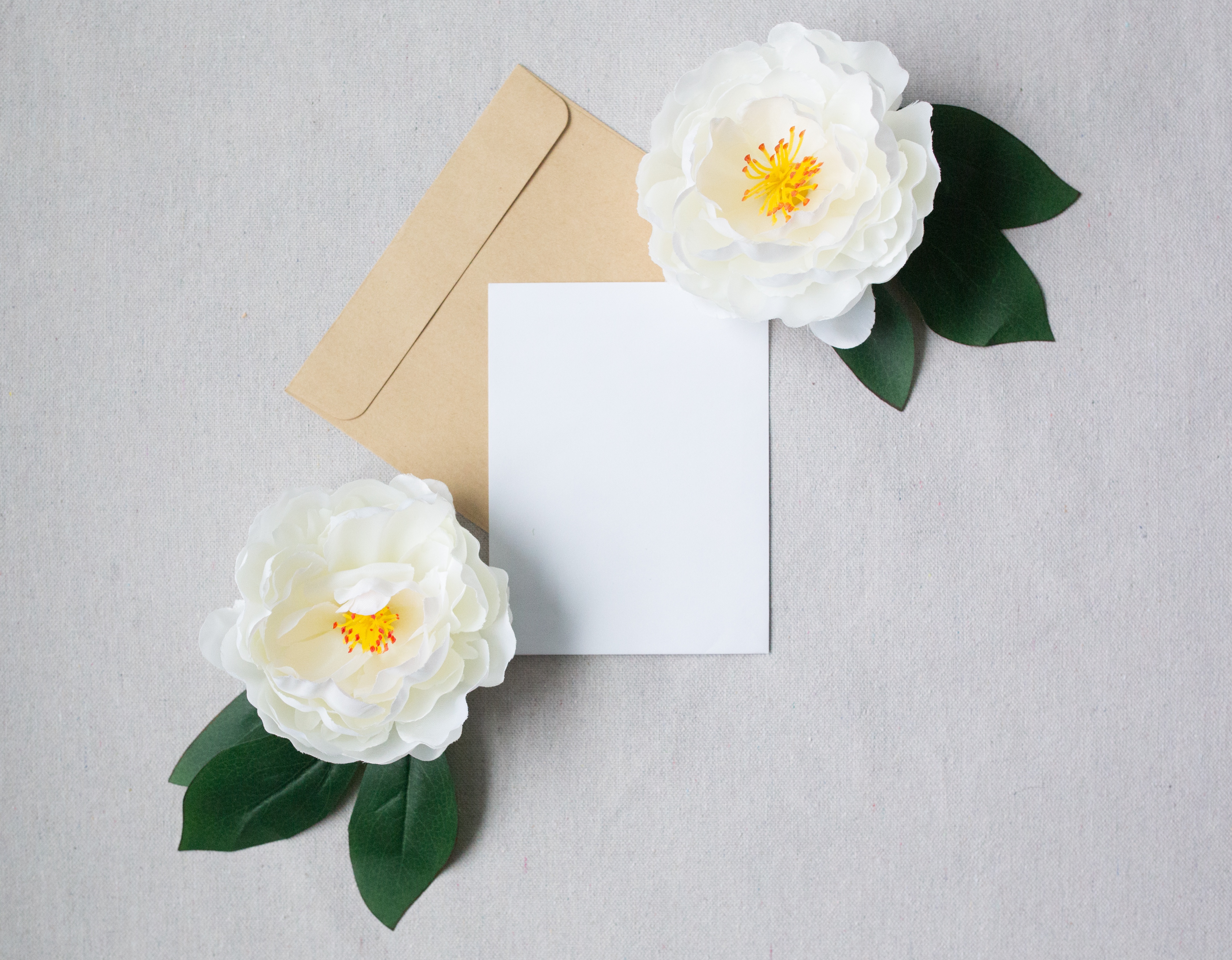 Бумажный цветок 80 глава. Цветы в конверте. Конверт с цветочками. Цветы в белом конверте. Конверт на столе с цветами.