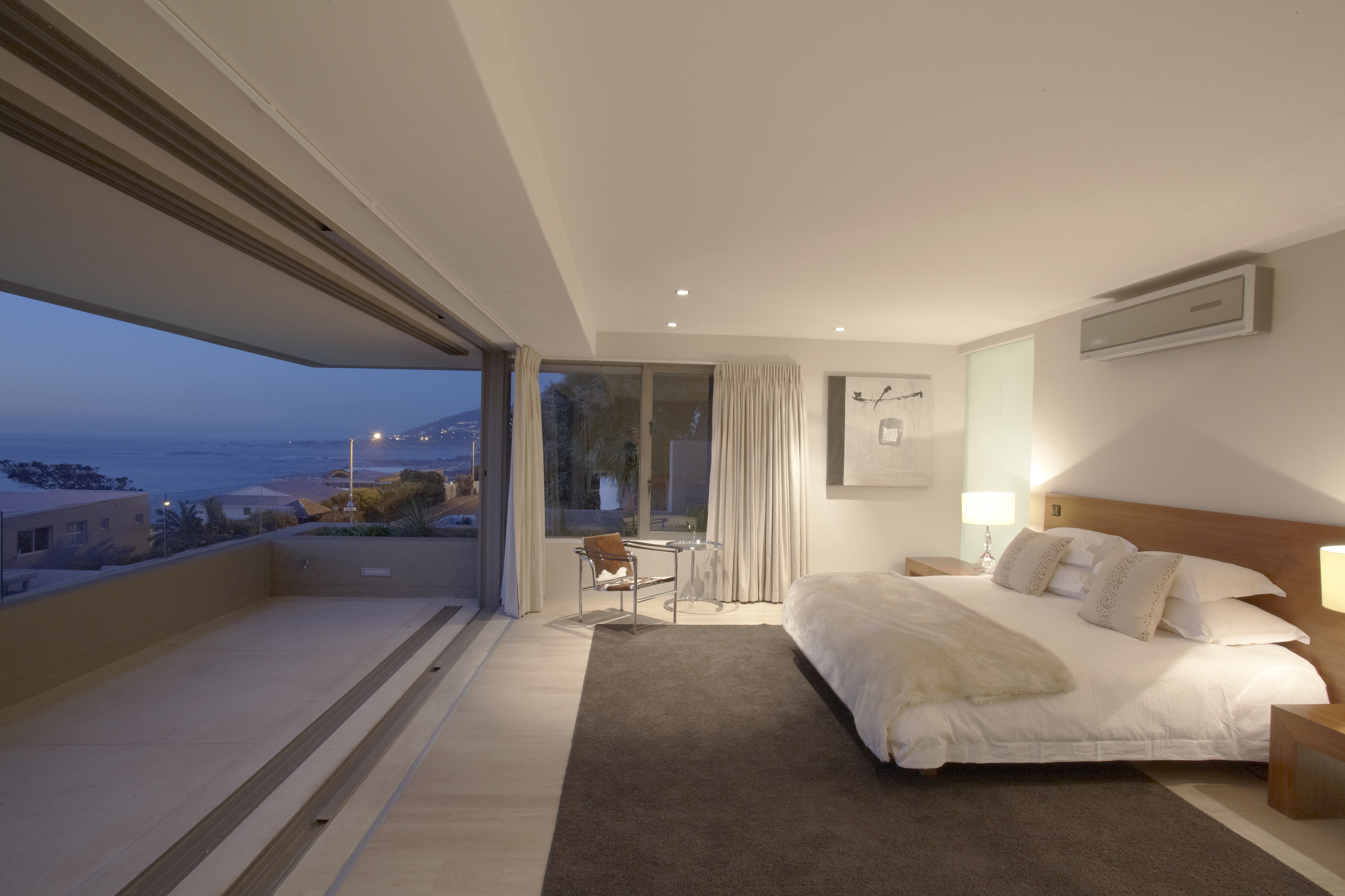 Кондиционер luxury. Спальни в пентхаусе. Красивая спальня. Спальня с видом на океан. Красивая комната.