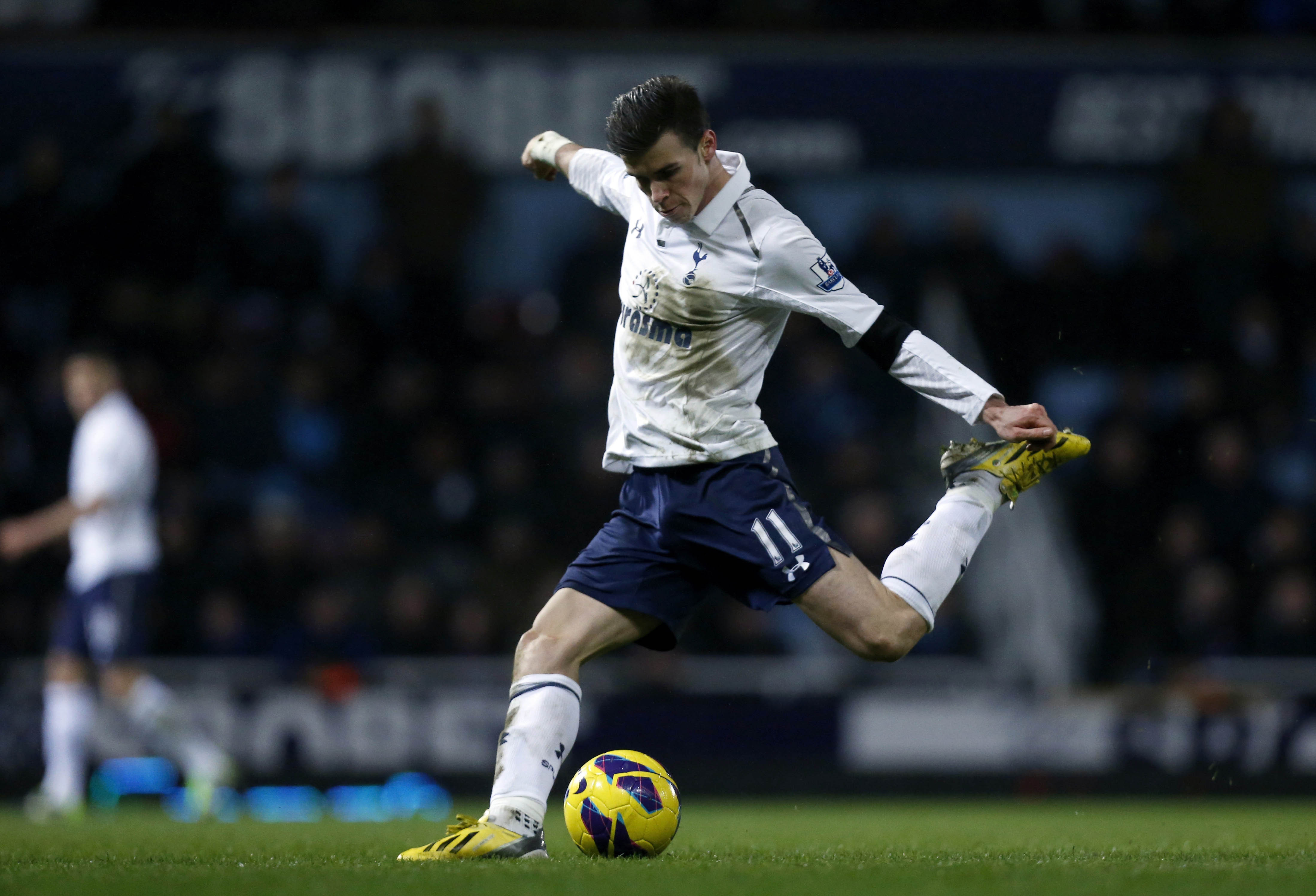 Футболист укротивший мяч. Бэйл Тоттенхэм. Gareth Bale Tottenham. Bale удар. Gareth Bale Futbol.