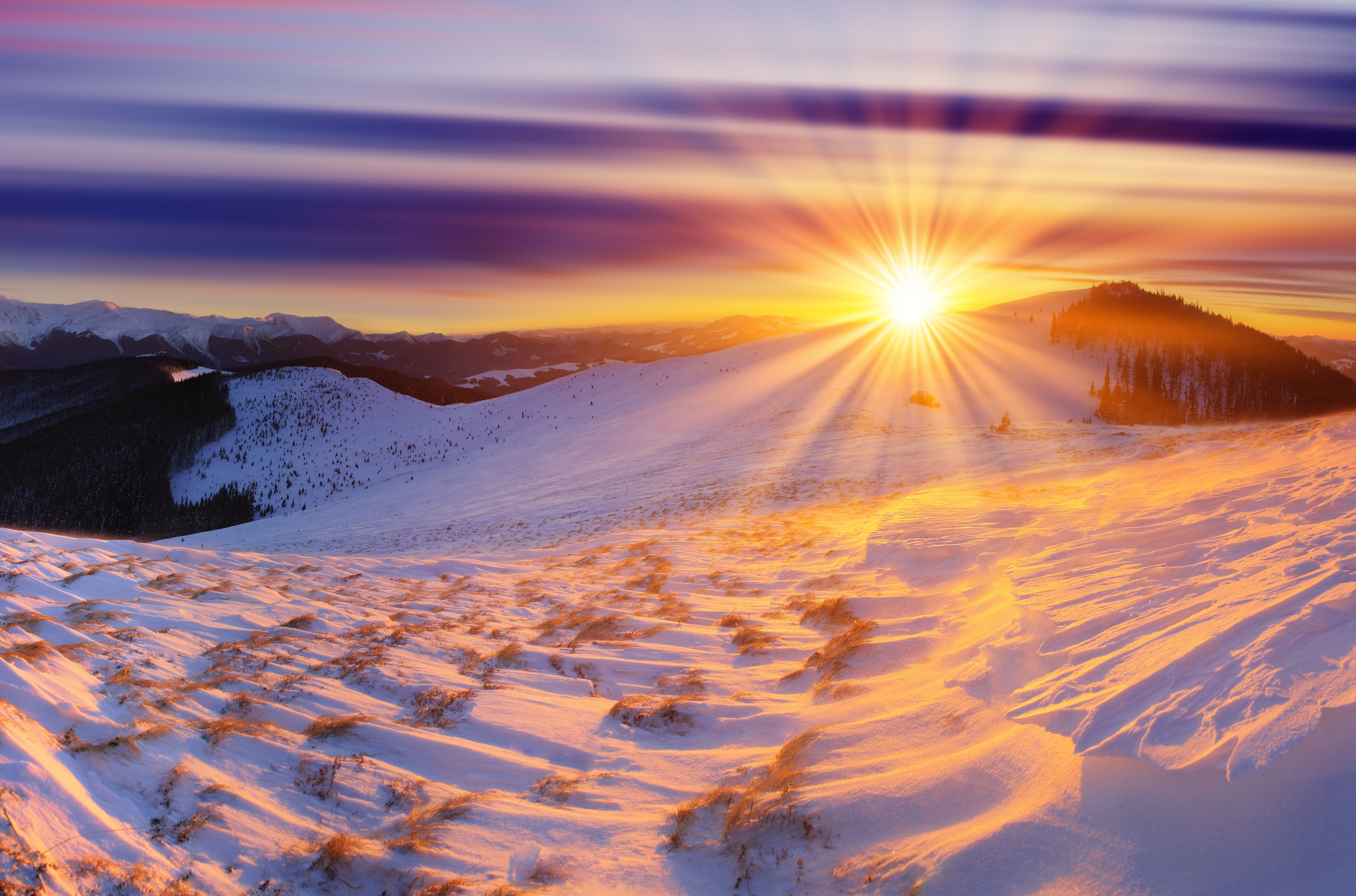 Конец солнечного света. Зима солнце. Зимний рассвет. Зимний рассвет в горах. Зимнее солнцестояние.