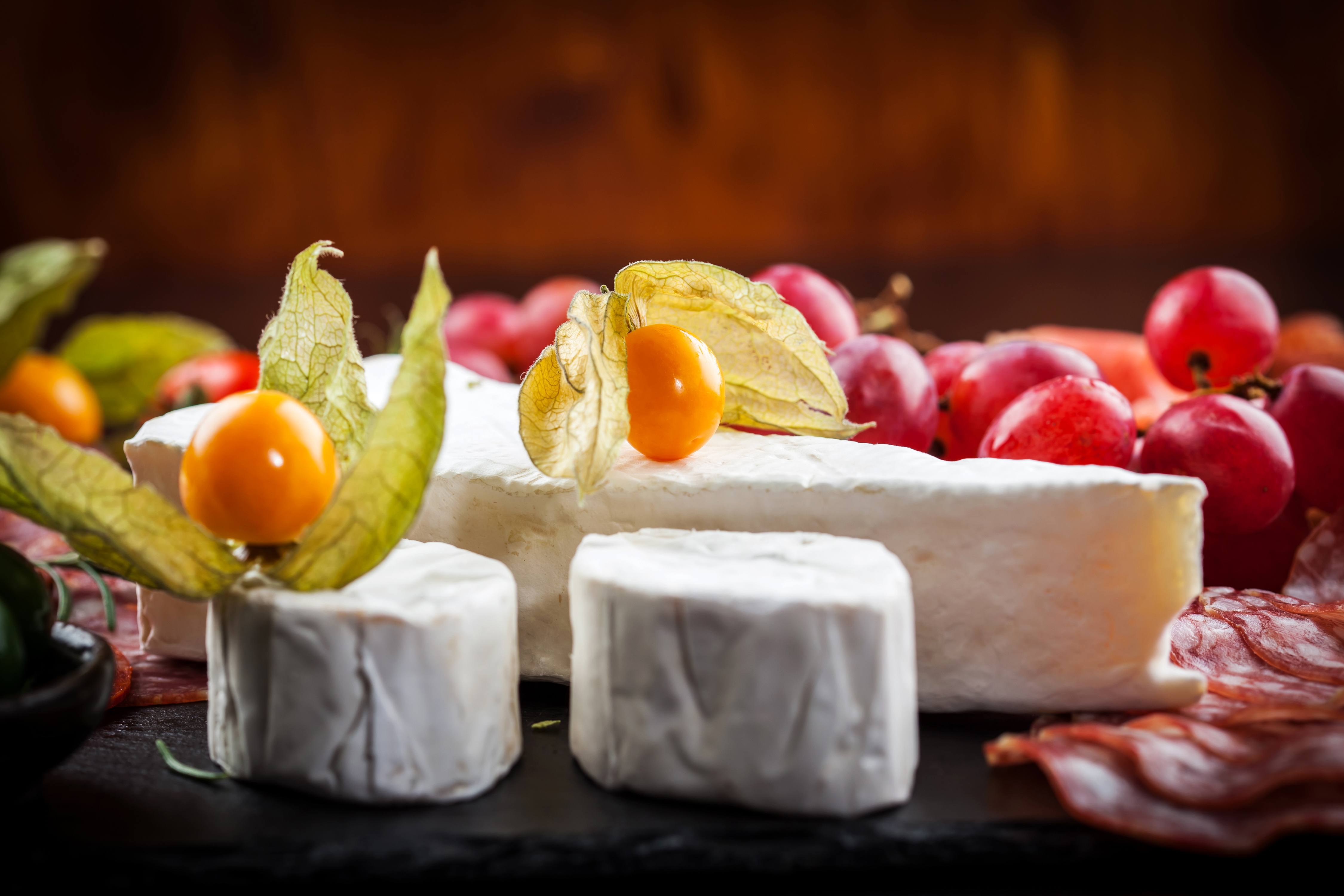 Красивая сервировка сыра. Сырная тарелка ассорти. Сырная тарелка (рокфор, дор блю, горгонзола, данаблу). Сырная тарелка с камамбером. Сыр на тарелке.