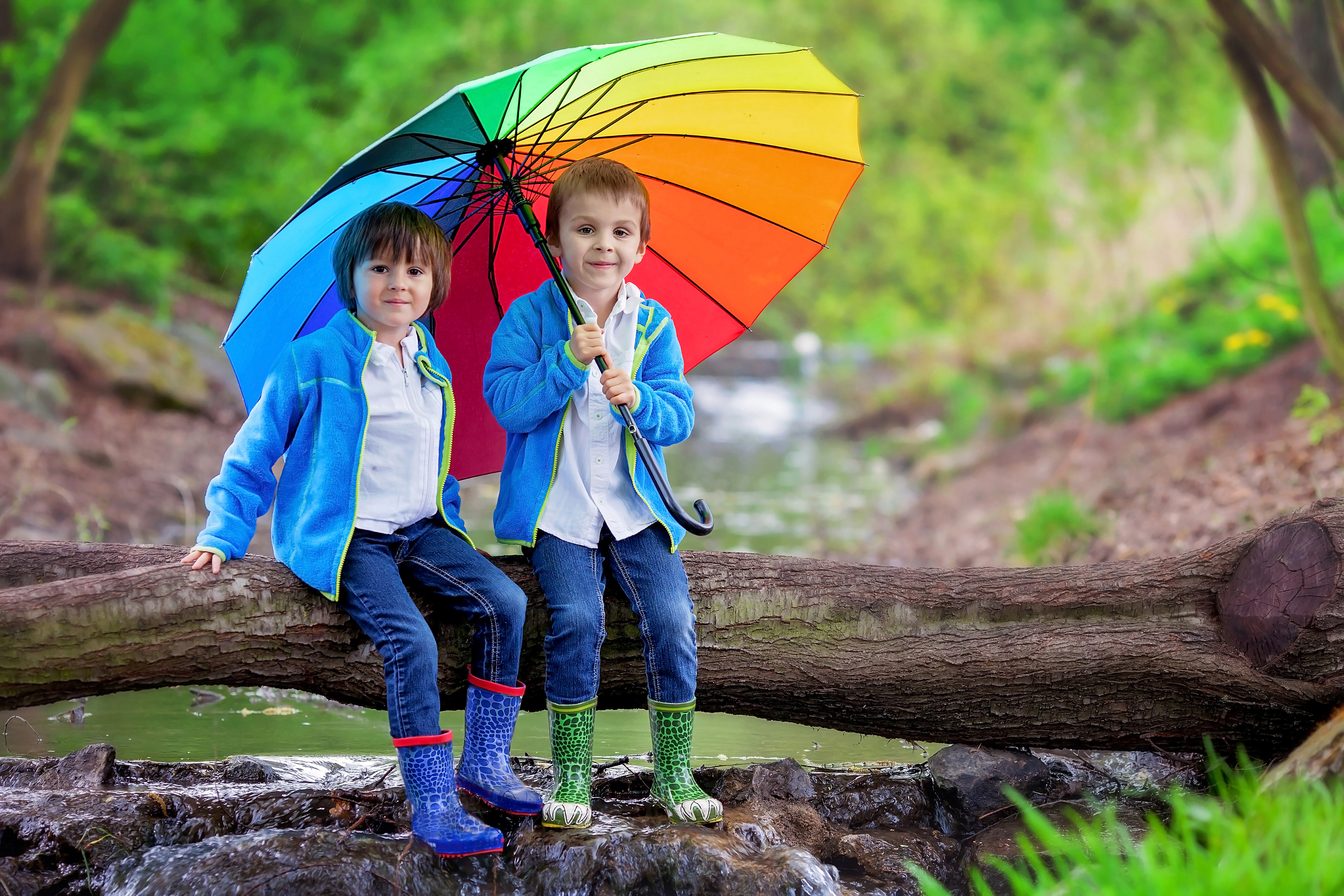 День сыновей ролики. Мальчик с зонтиком. Дети под зонтиком. Дети и природа. Зонтик для детей.
