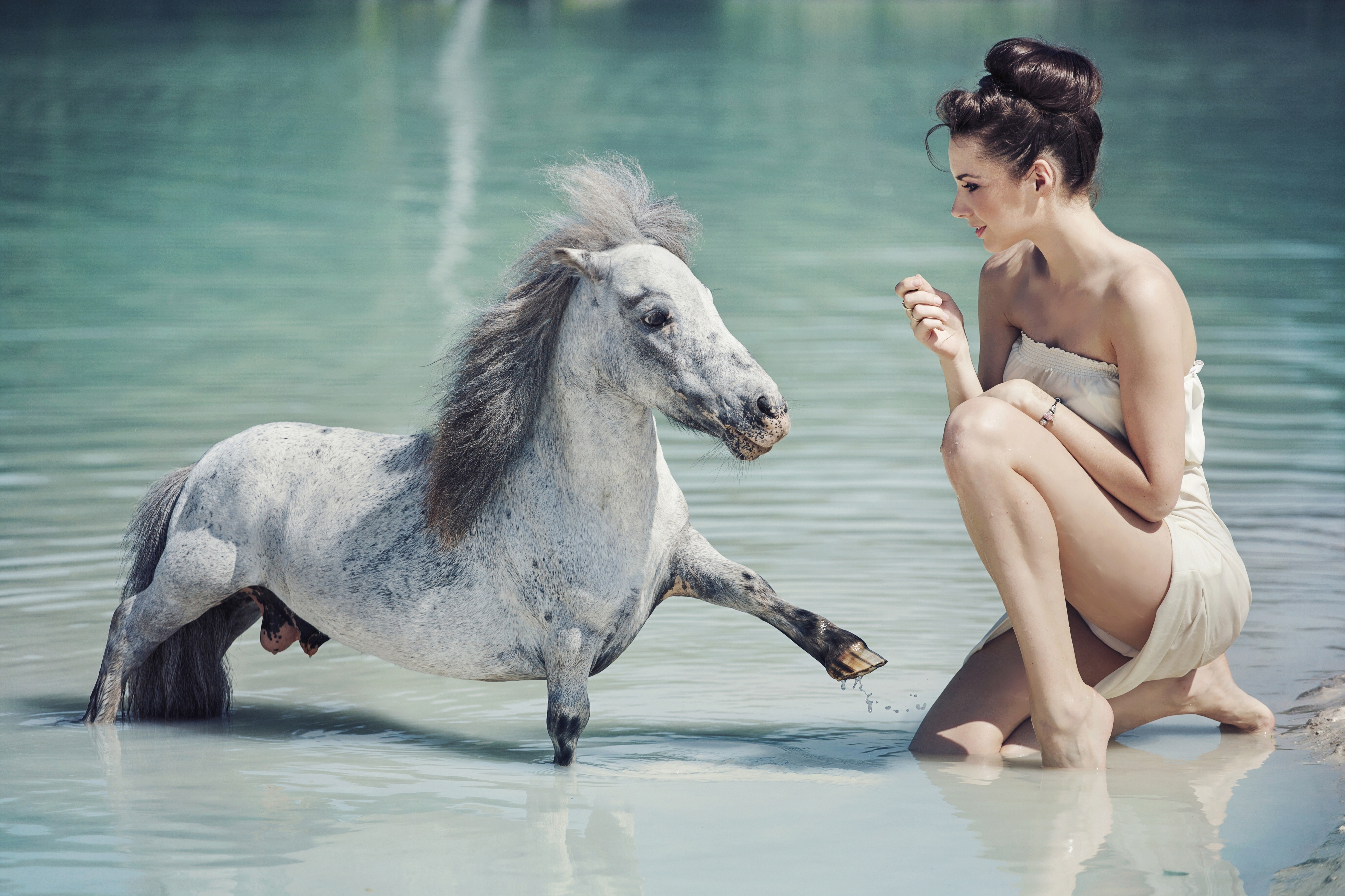 Horse girl. Дженнифер Коннелли верхом на коне. Фотосессия с лошадью в воде. Девочка на лошади. Девушка на коне в воде.