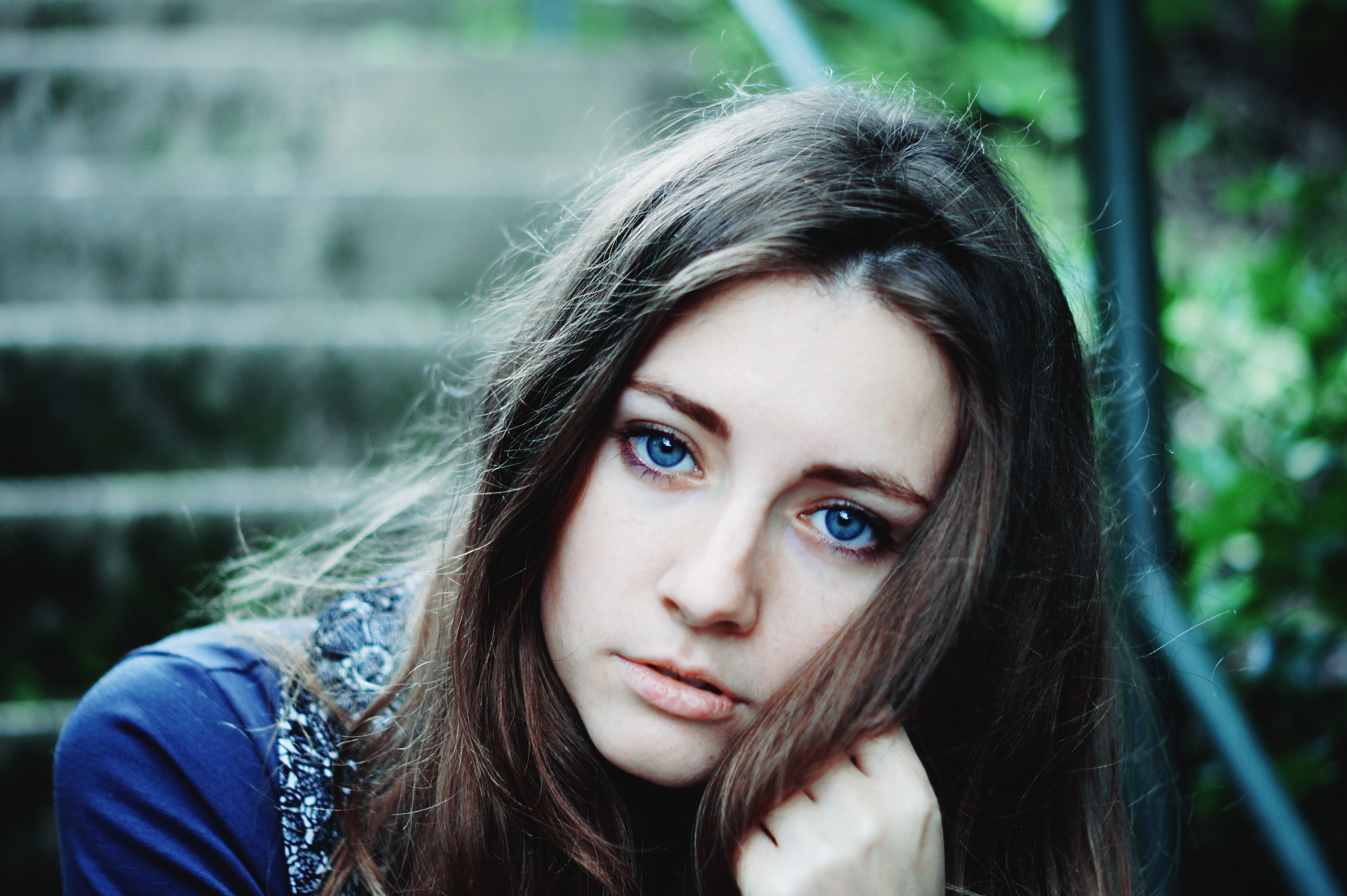 Девушка с голубыми глазами и черными волосами. Настя Савич. Девушка с голубыми глазами.