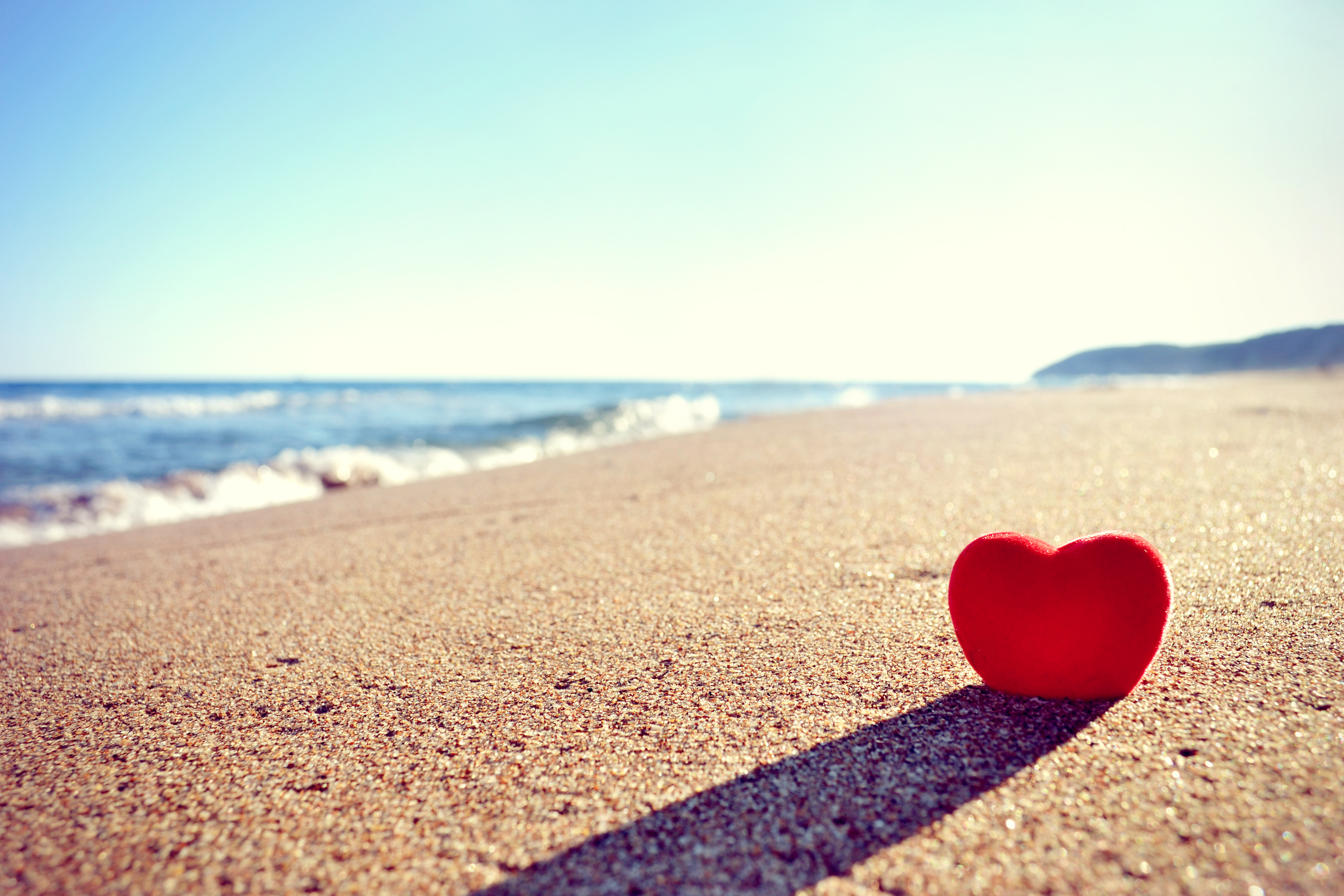 Обои на стол любовь. Сердце на пляже. Обои на рабочий стол любовь. Сердце на фоне моря. Сердечко на пляже.
