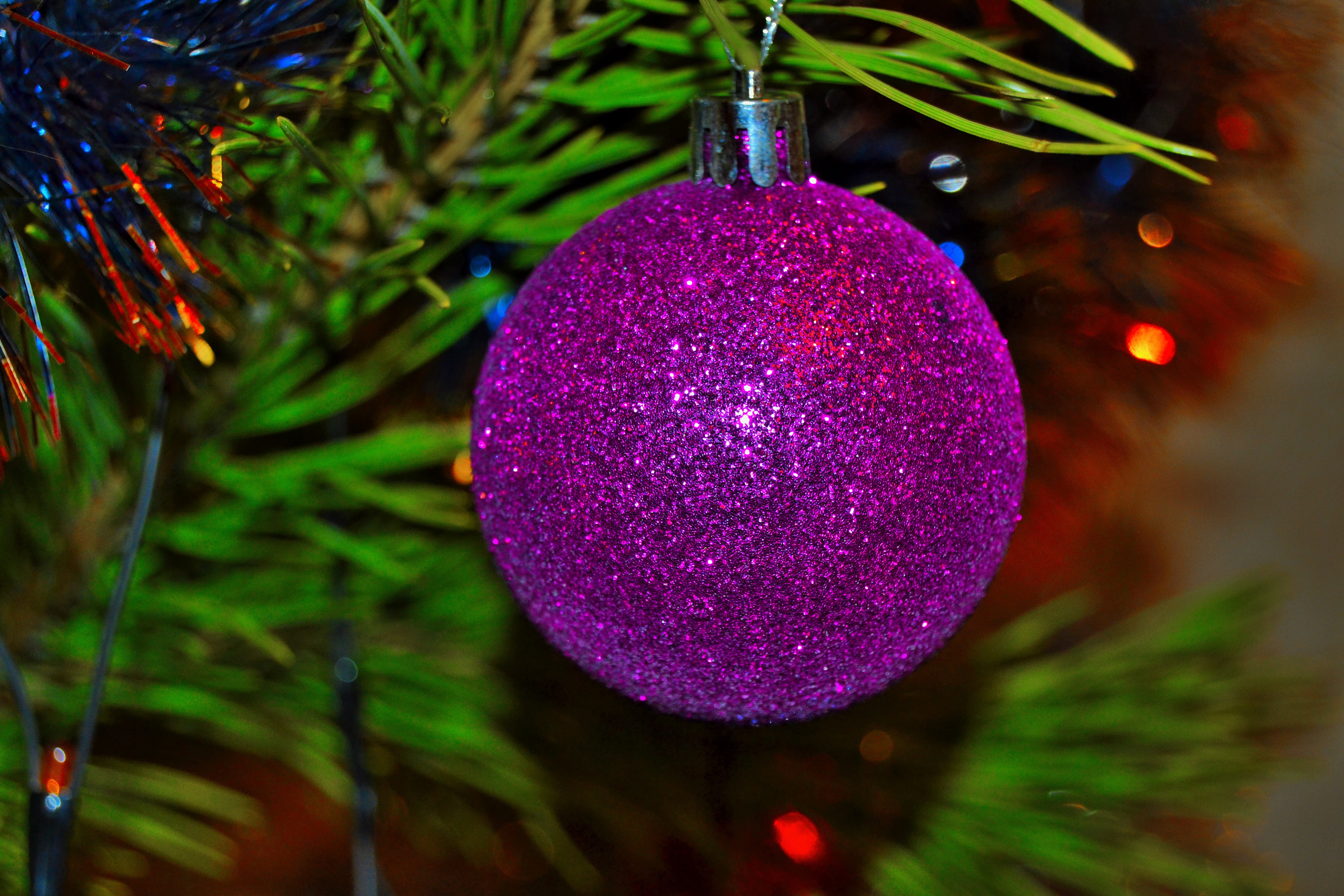 Сколько шариков на елку. Елка с игрушками. Фиолетовые елочные игрушки. Новогодние шары. Новогодний шар.