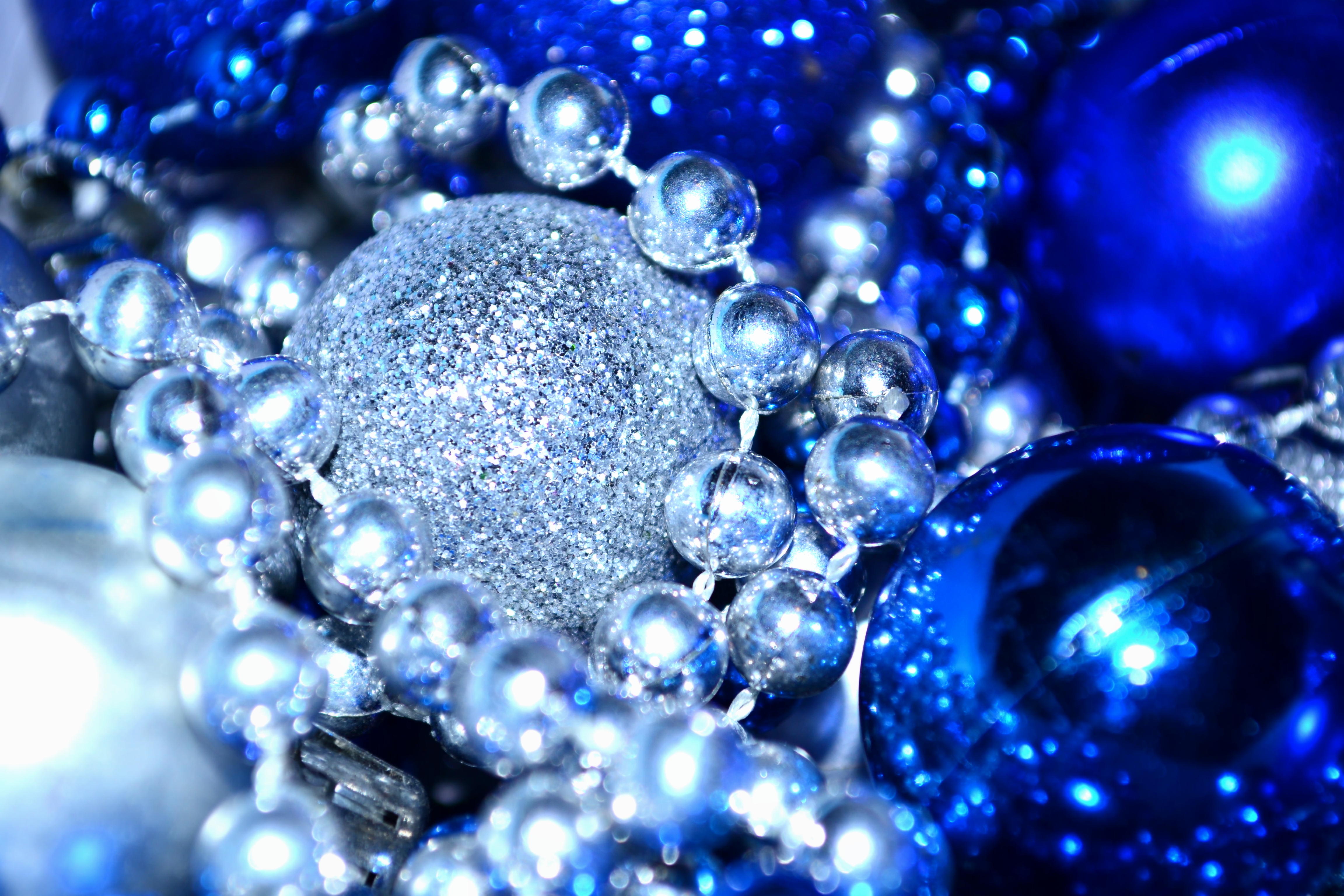 Блестящий звонкий. Синие новогодние шары. Новогодний фон с блестками. Новый год голубой. Синяя заставка на рабочий стол.