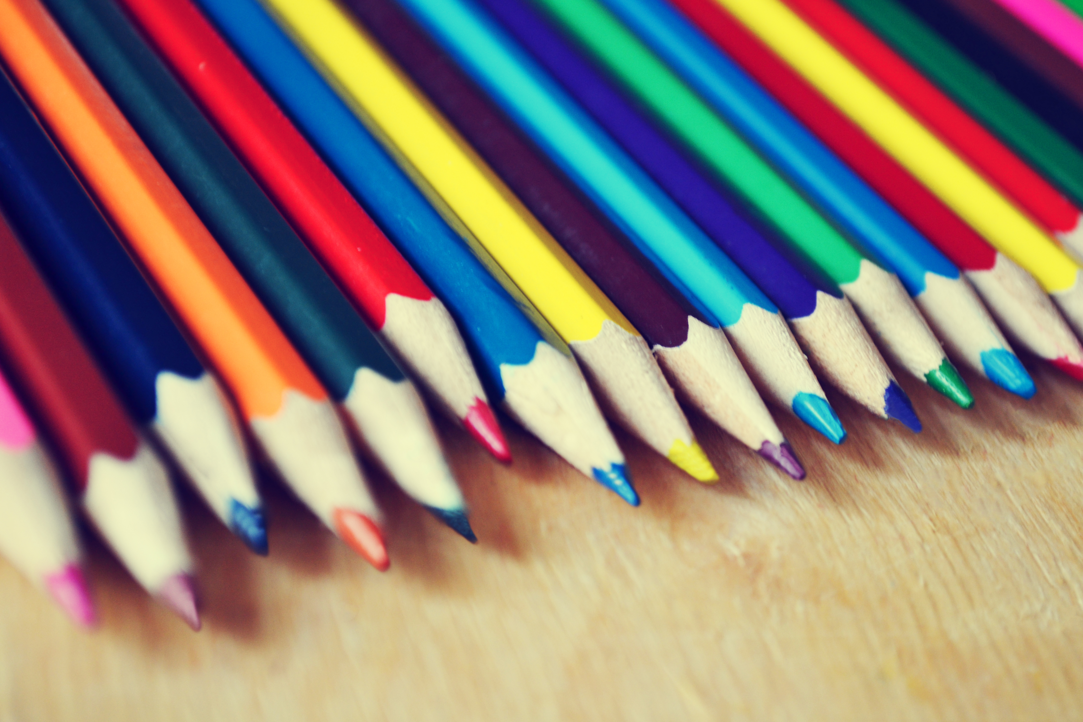 Изображения карандашей. Карандаши цветные. Карандаш фото. Цветные карандаши на столе. Много цветных карандашей.