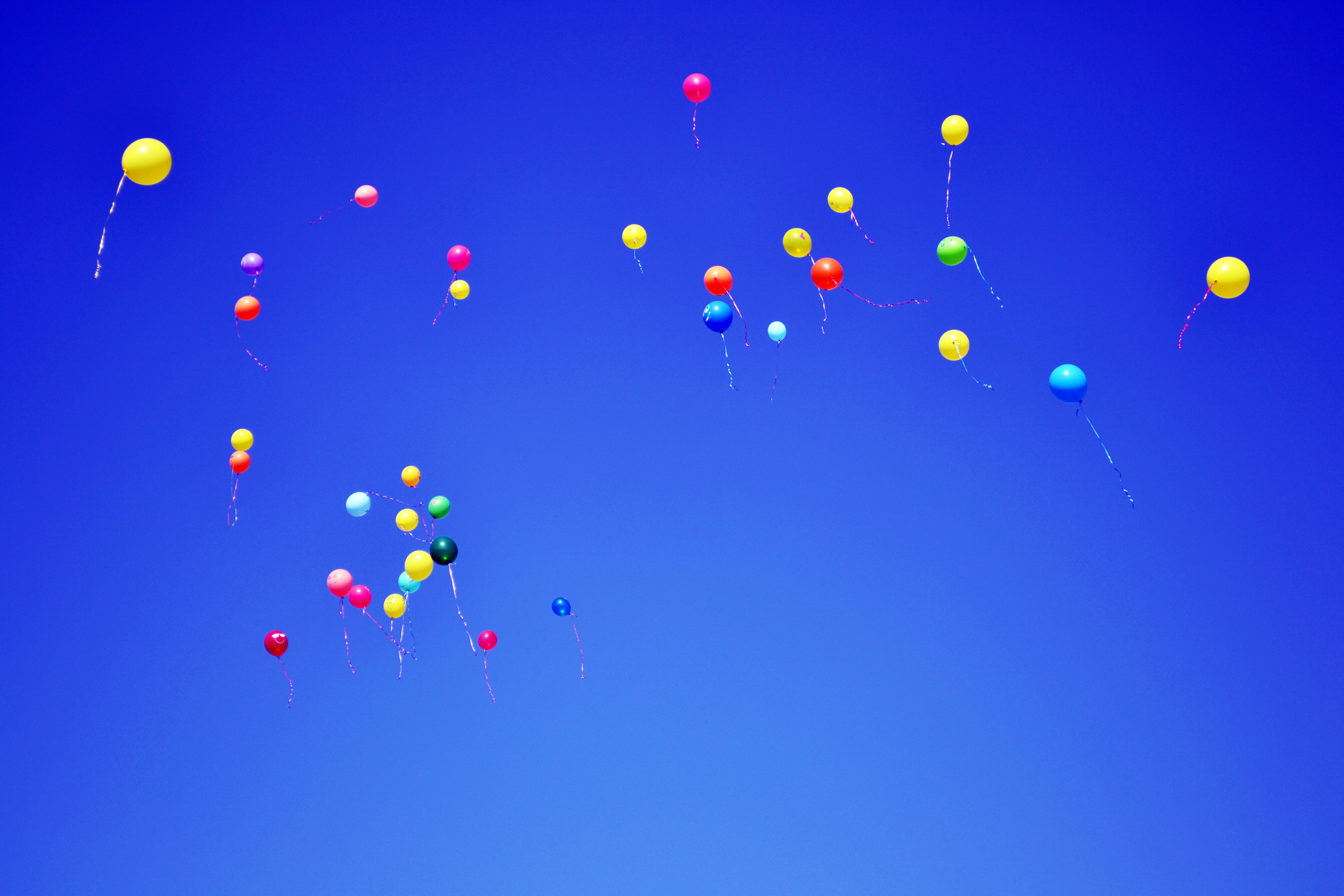 Вальс шаров. Шарики в небе. Воздушные шары в небе. Цветные шары в небе. Воздушный шарик.
