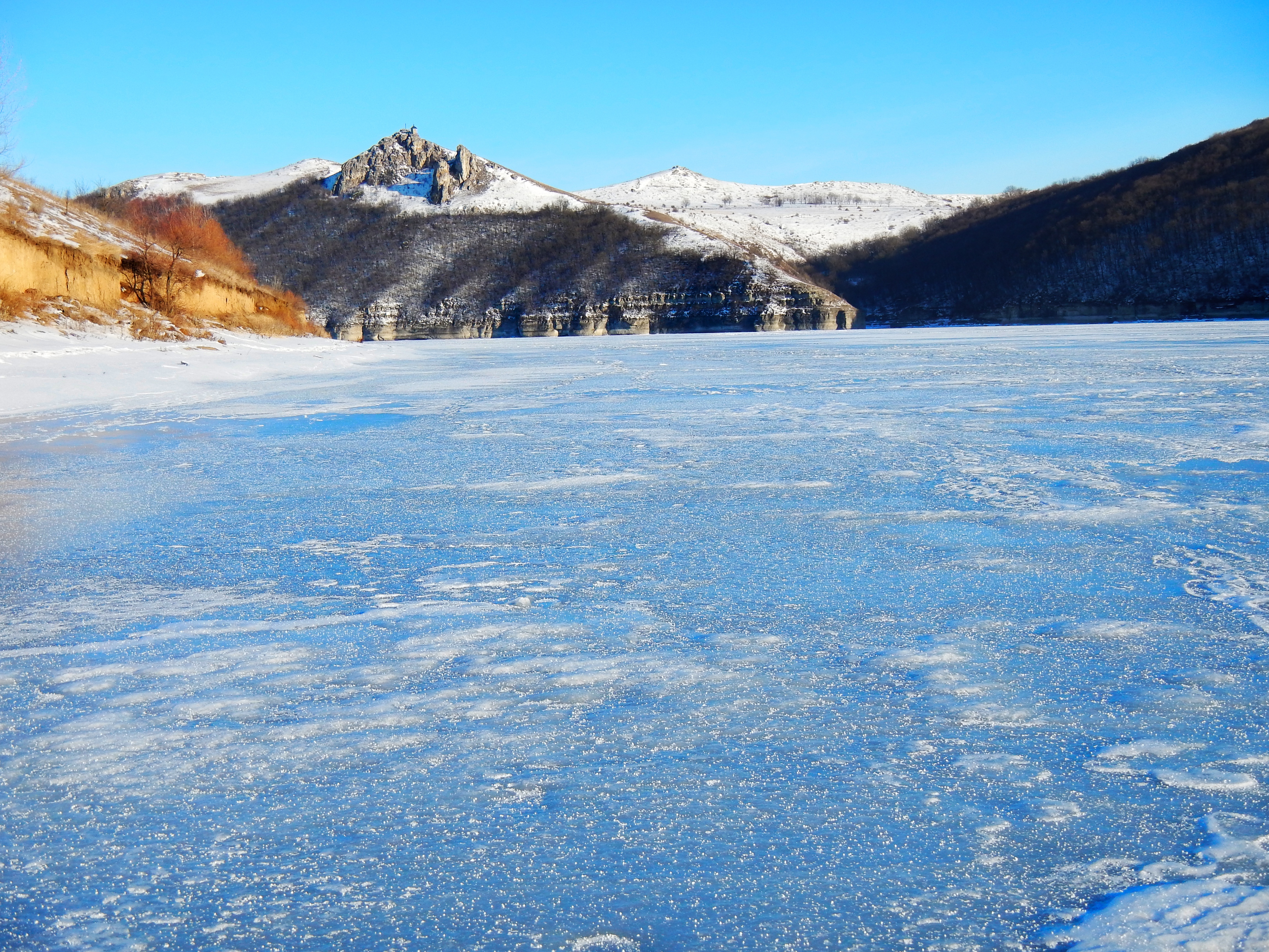Лед на реках и озерах. Лед на реке. Змерзшая рекалед. Лед на речке. В Турции Ледяное озеро.