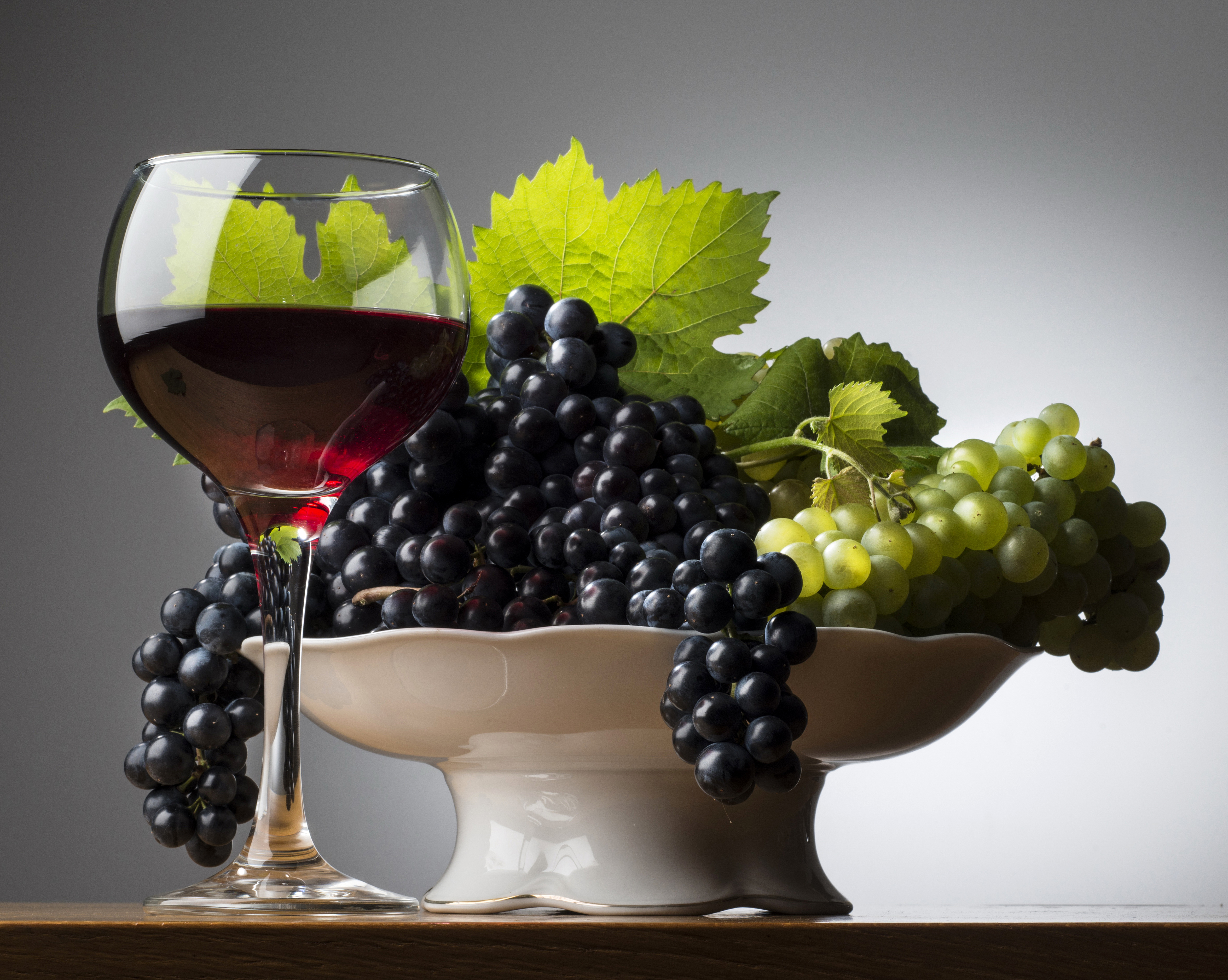 Черный виноград вино. Виноград лоза кагор. Вино и виноград. Виноград темный. Красивый виноград.