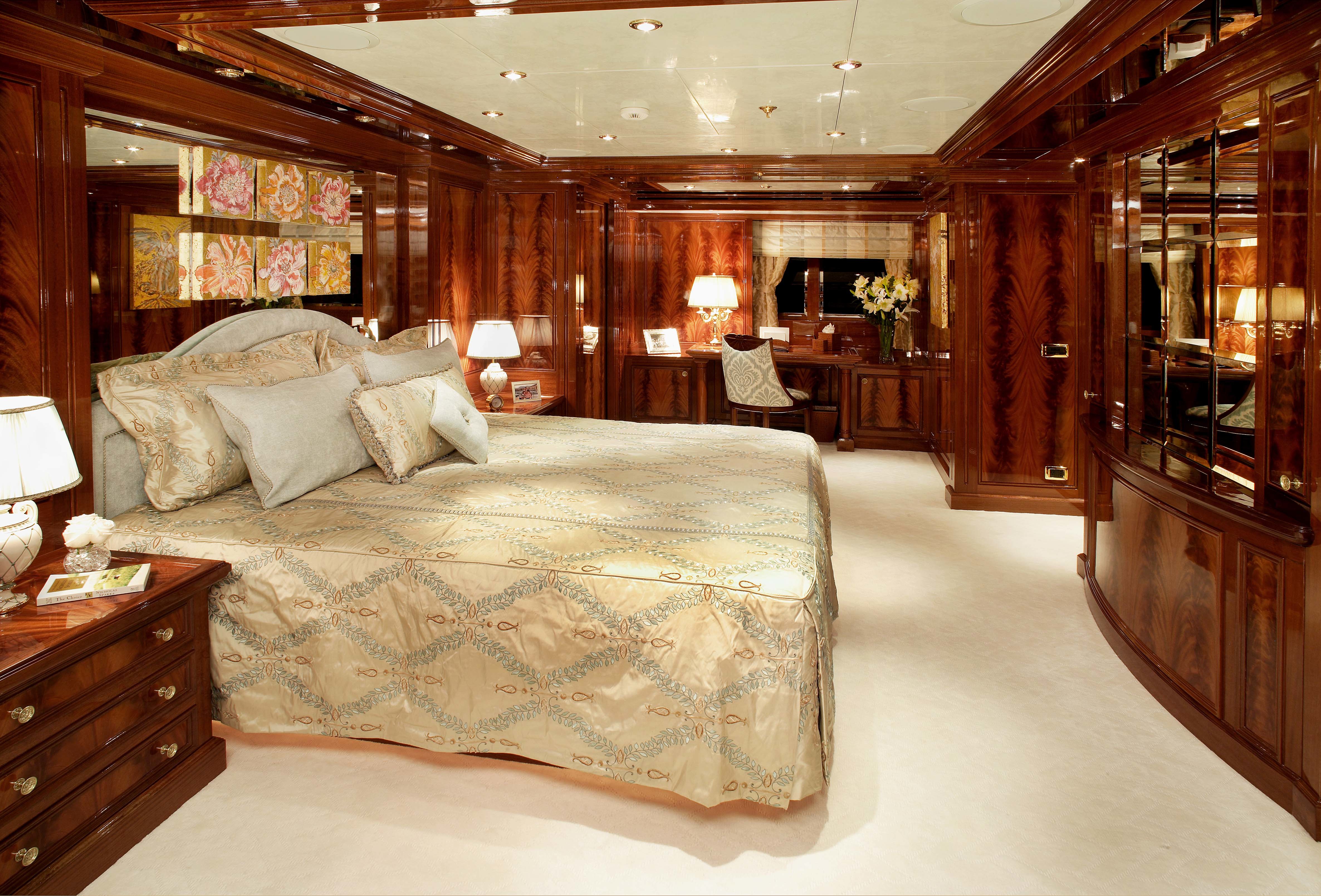 Luxury перевод на русский. Роскошные комнаты. Роскошный интерьер. Спальня в яхтенном стиле. Огромная спальня.