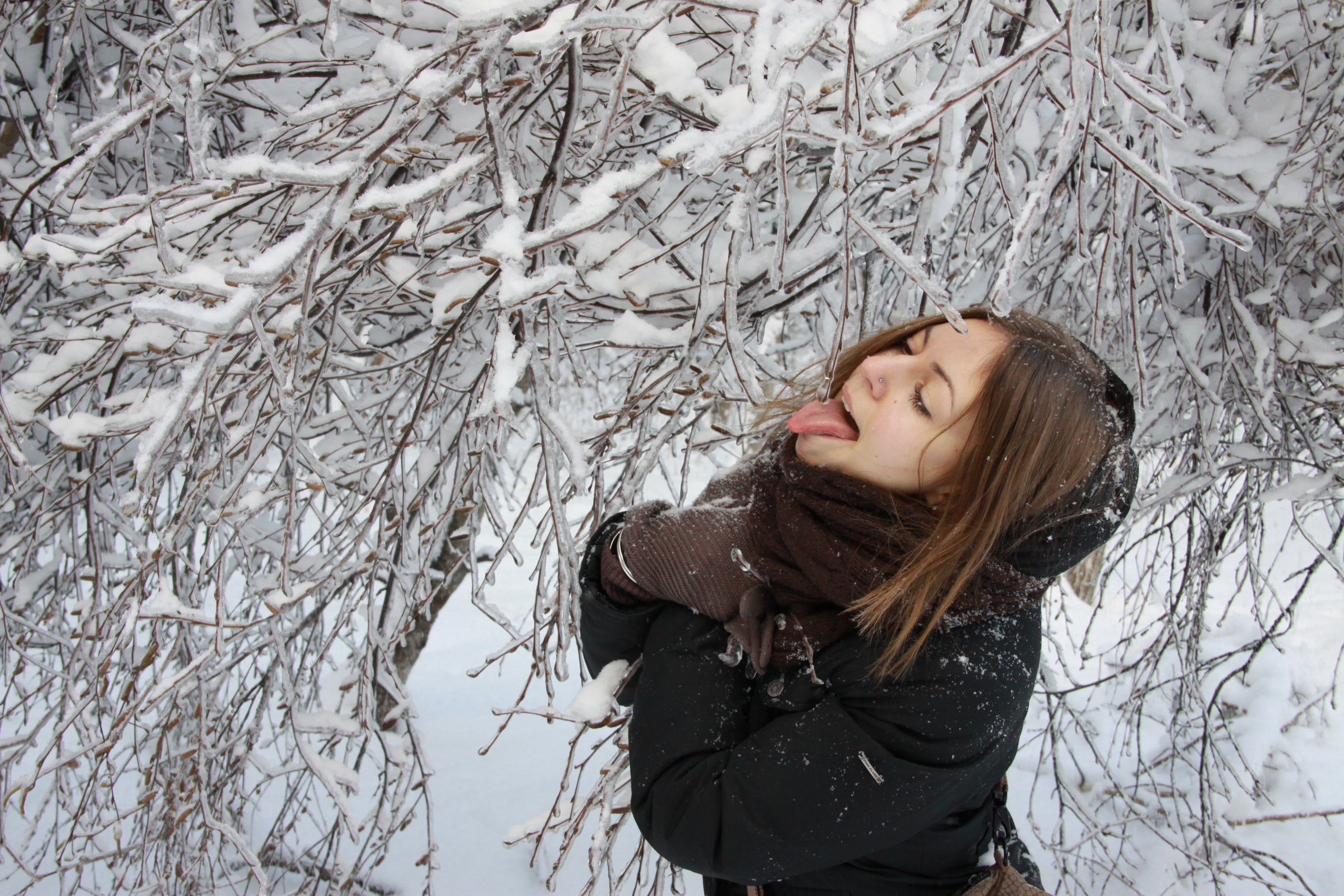Доверие зима. Фотосессия девушки зимой. Зимняя фотосессия в лесу. Красивая девушка снег.