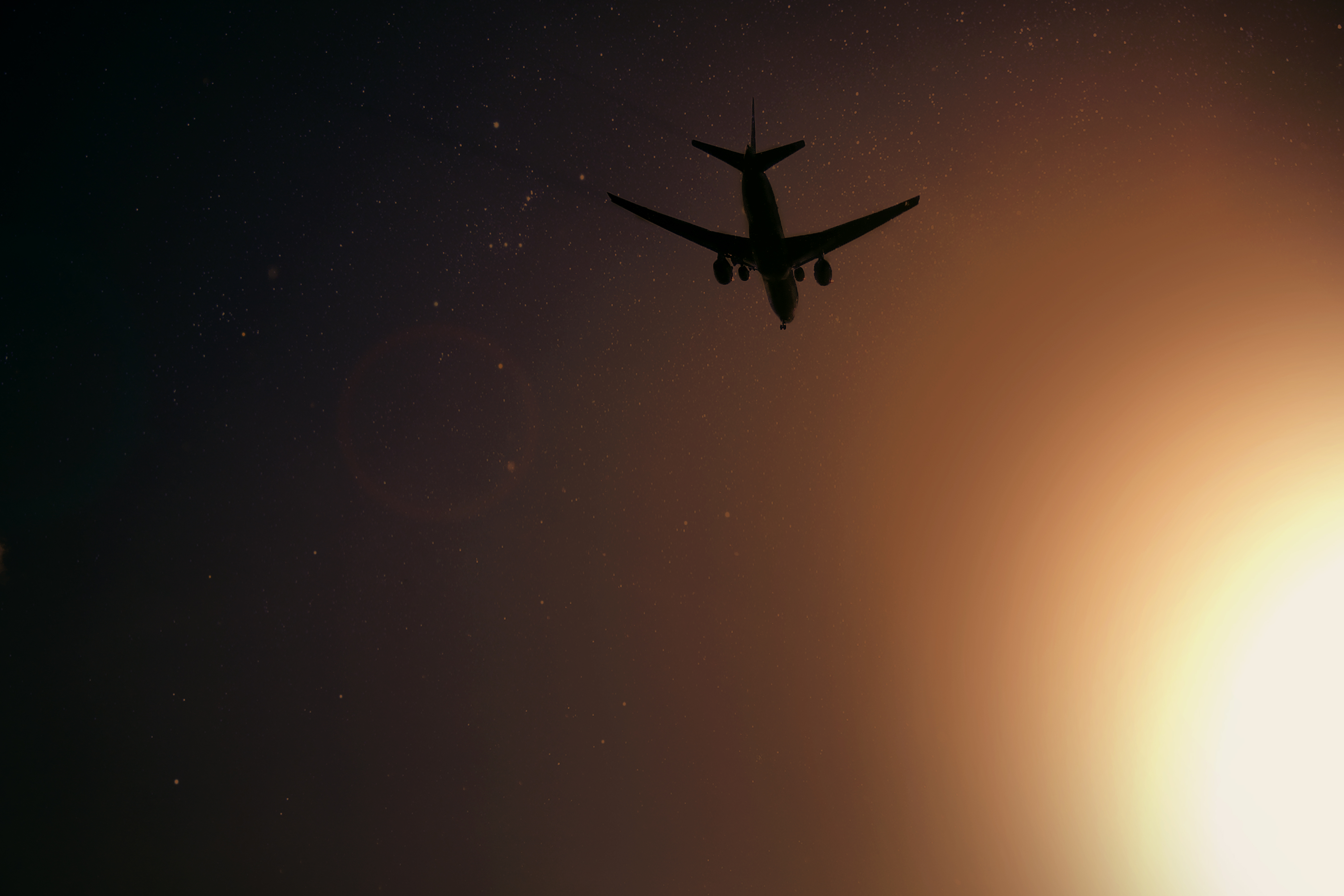 Бомбардировщик в небе. Самолет в небе. Самолёт ночью в небе. Обои самолет. Самолет на темном фоне.