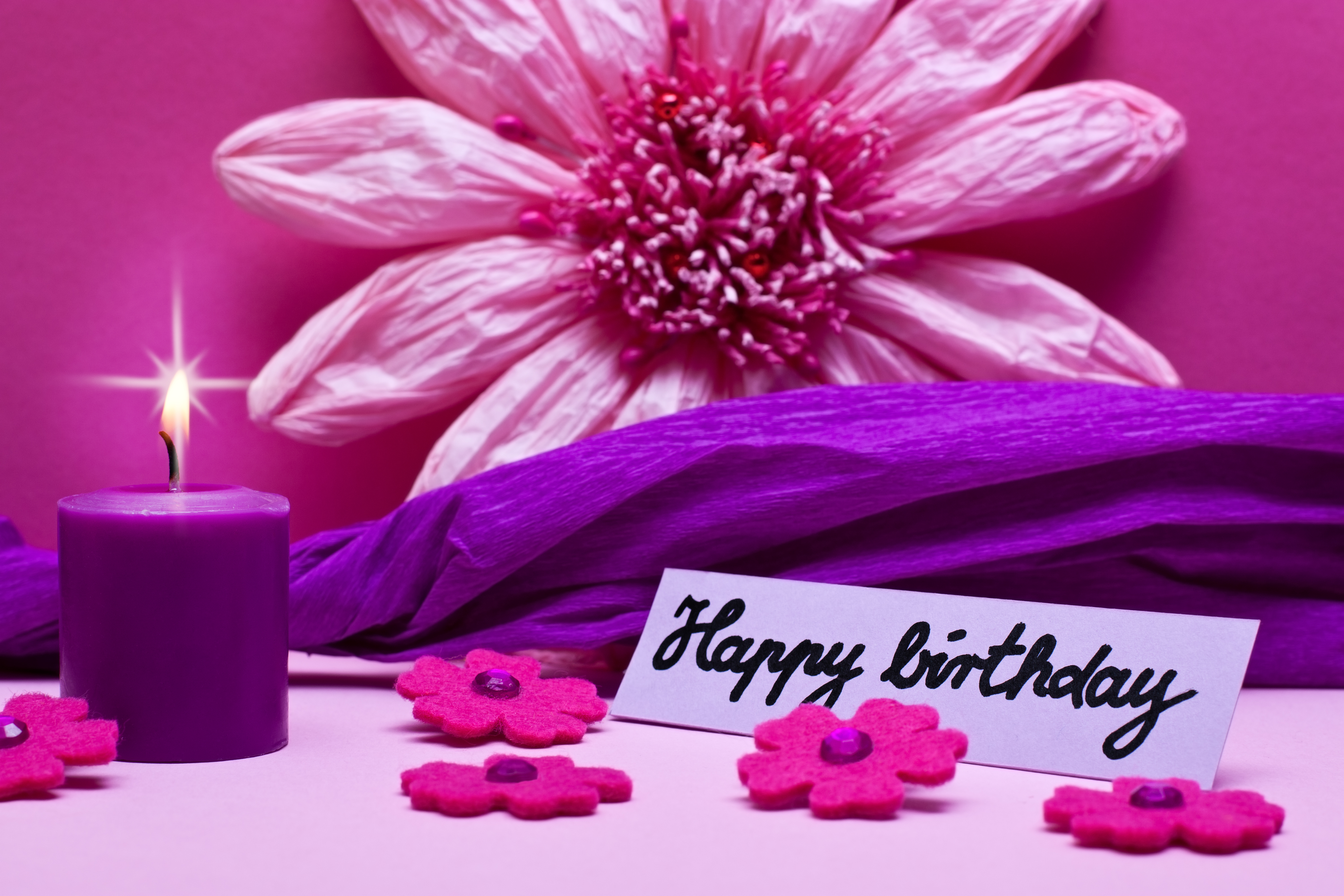 Поздравление женщин на английском языке. С днем рождения. Открытка с днём рождения. Открытка с днем рождения сиреневая. С днём рождения в фиолетовом цвете.
