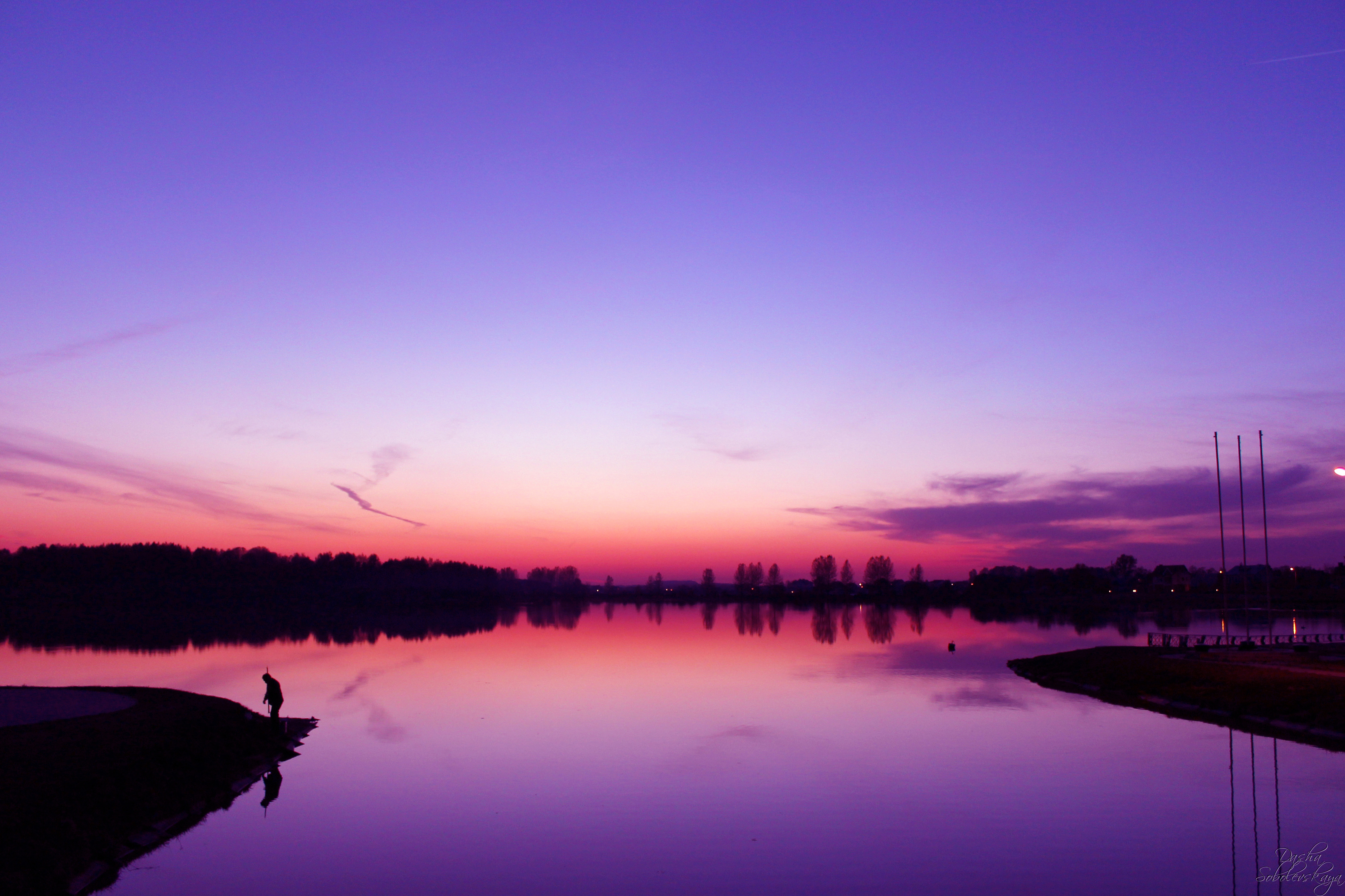 Purple waters. Фиолетовый вечер. Фиолетовая вода. Сиреневый закат в городе. Пейзаж в сиреневых тонах панорама.