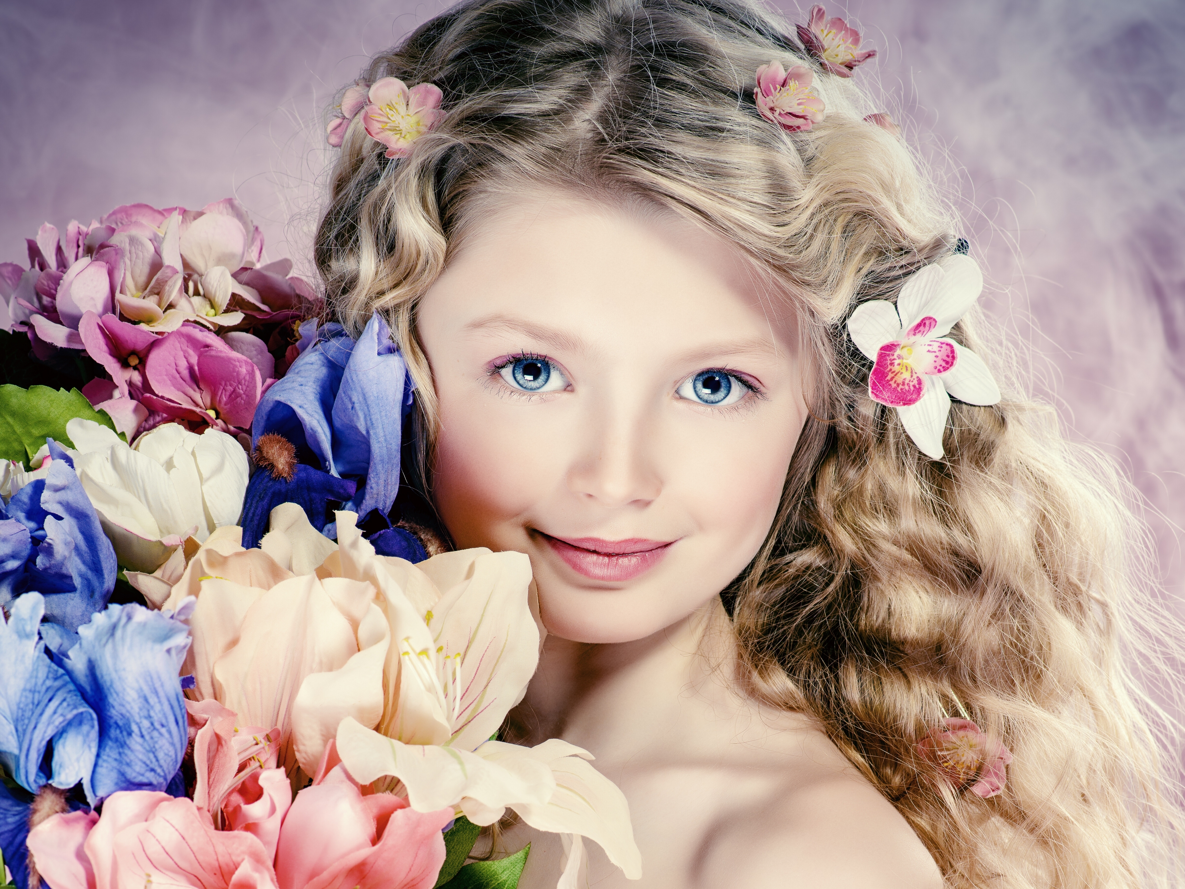Замечательная дочь. Девочка с цветами. Голубоглазая девочка. Самые красивые дети. Портрет с цветком.