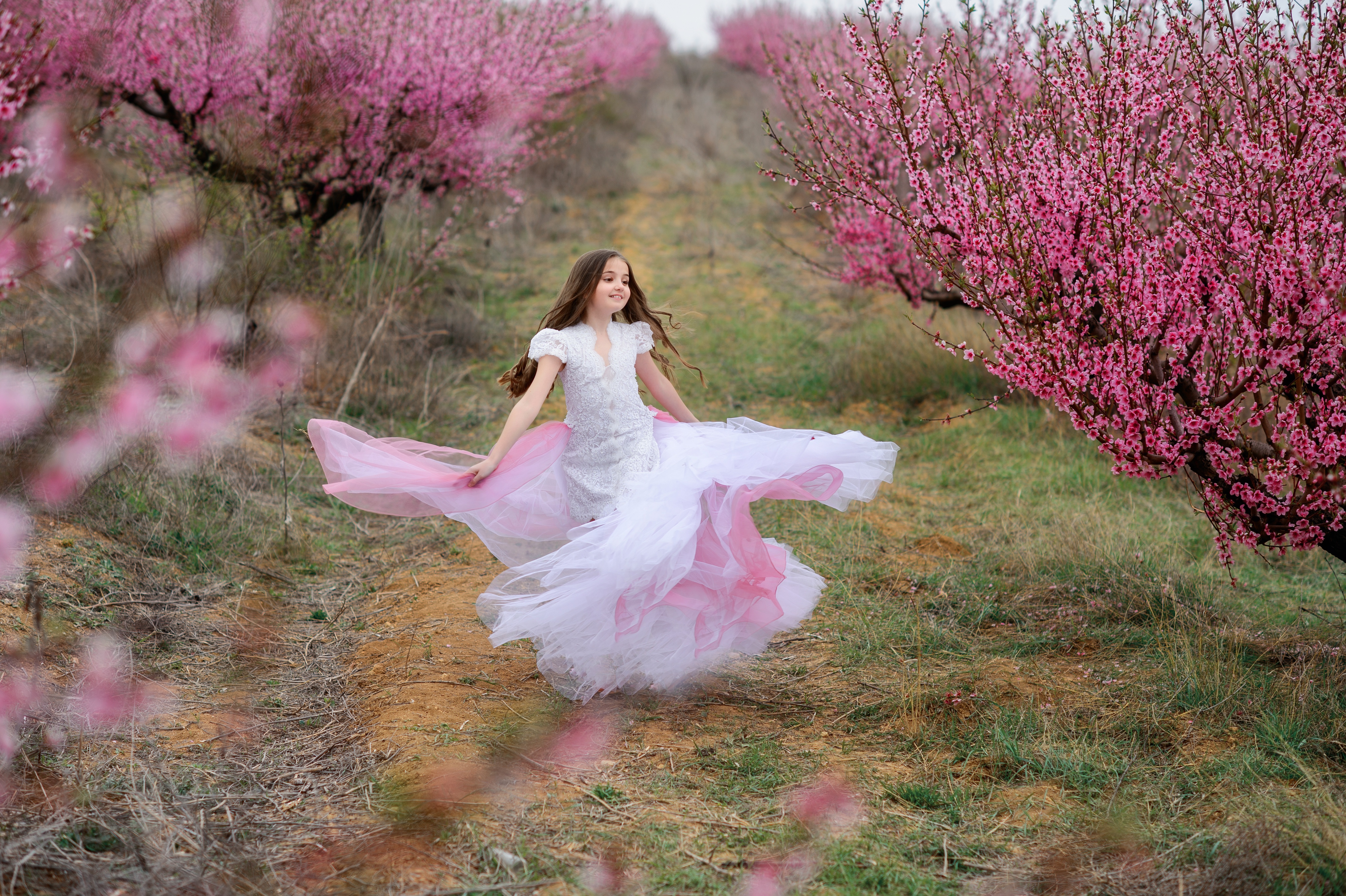 Платье цветущие сады. Черри блоссом девушка. Фотосессия с цветущими деревьями. Девушка в цветущем саду. Весенние фотосессии на природе.