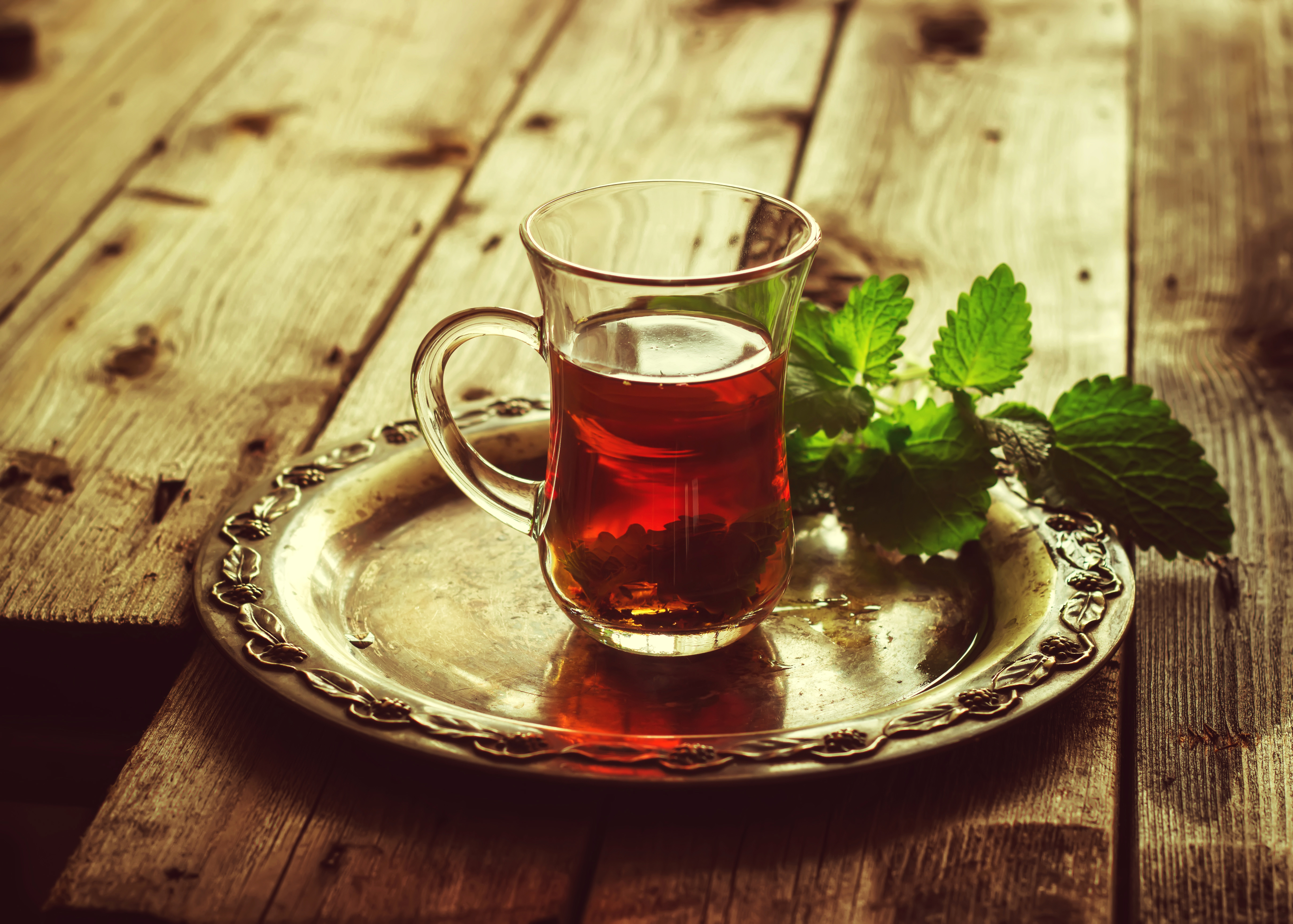 Стакан черного чая. Чашка чая. Кружка с чаем. Чашка чаю. Чашка с чаем на столе.